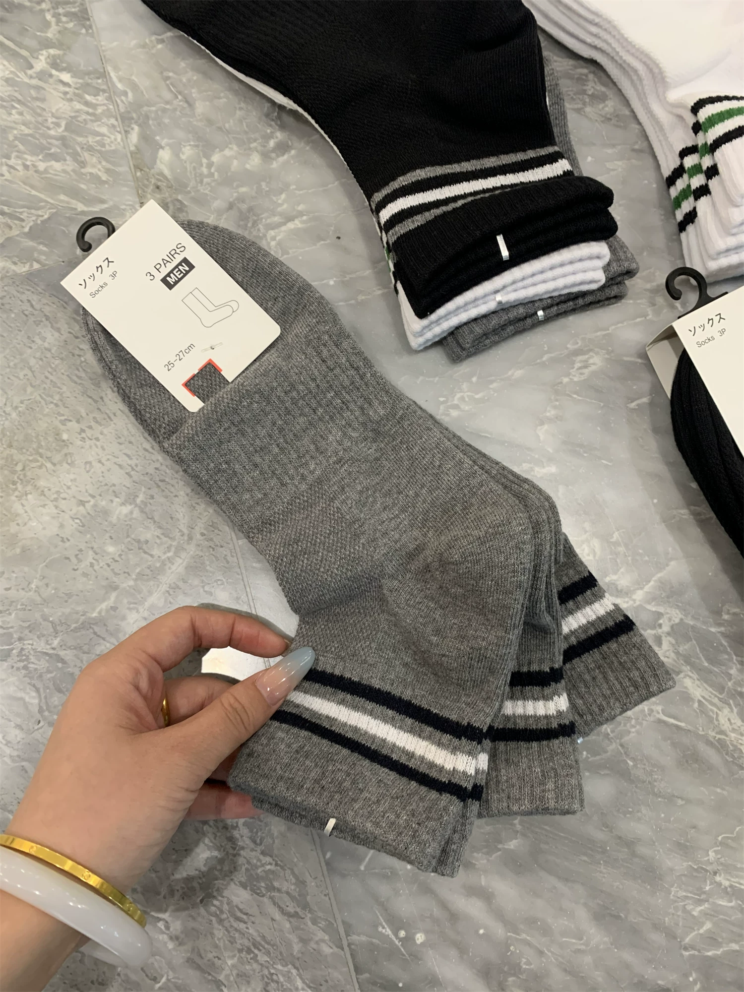 Giảm giá hàng ngày của Don Quixote! Một thẻ, ba đôi! Tất đan len thoáng khí, cổ thấp, phải có.