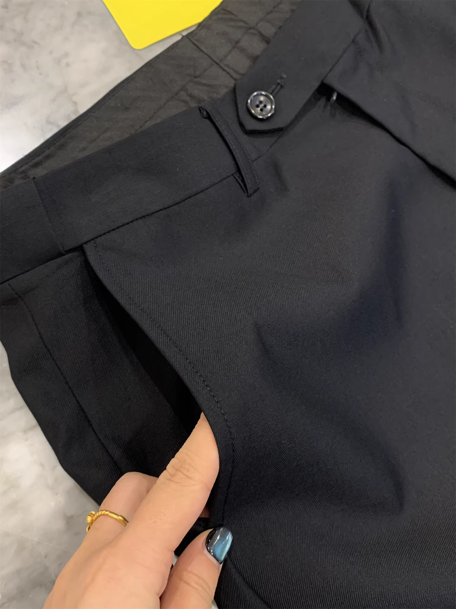 Don Quixote dòng B là sự kết hợp giữa sang trọng nhẹ nhàng và sự thoải mái! Có bán tại các cửa hàng với giá 17900! Được làm từ len worsted của Ý! Quần âu lịch sự, quần tây nam.