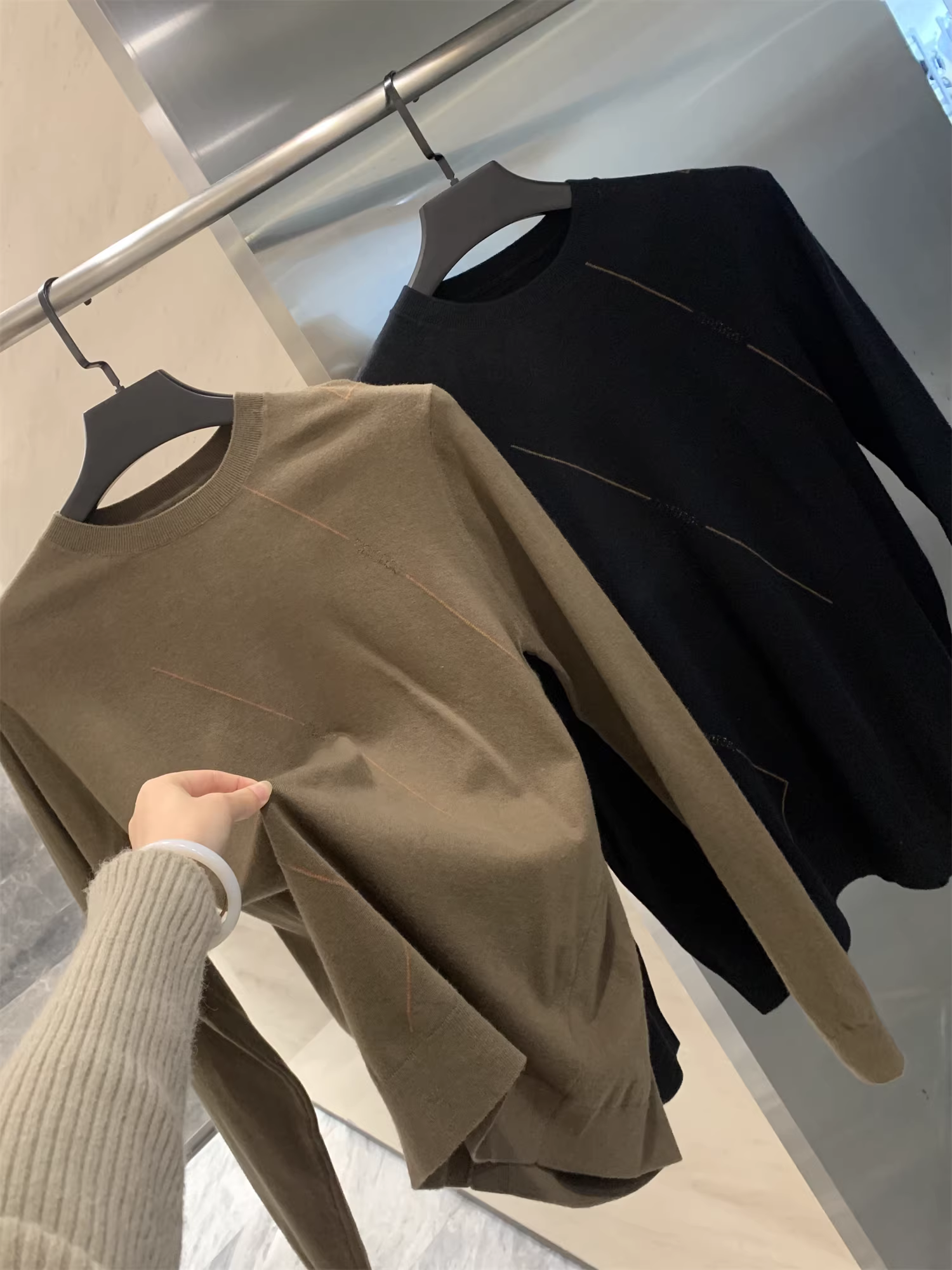 Áo len Don Quixote dệt kim mịn, thoáng khí và thân thiện với làn da! Áo len chui đầu cổ tròn đa năng, phong cách thường ngày dành cho nam giới trong mùa xuân và mùa thu.