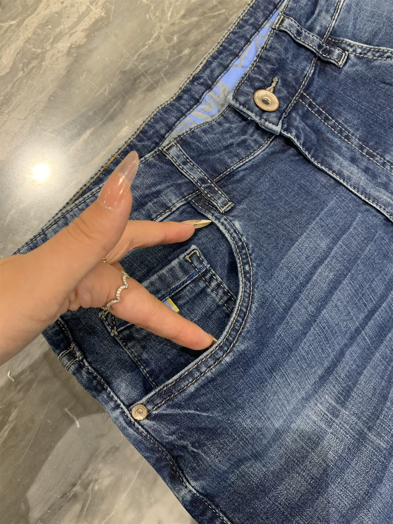 Don Quixote Cool Series! Chất liệu cotton và spandex! Quần jean ống thẳng nam, chất liệu cotton và spandex, kiểu dáng mùa xuân hè, màu đã phai.