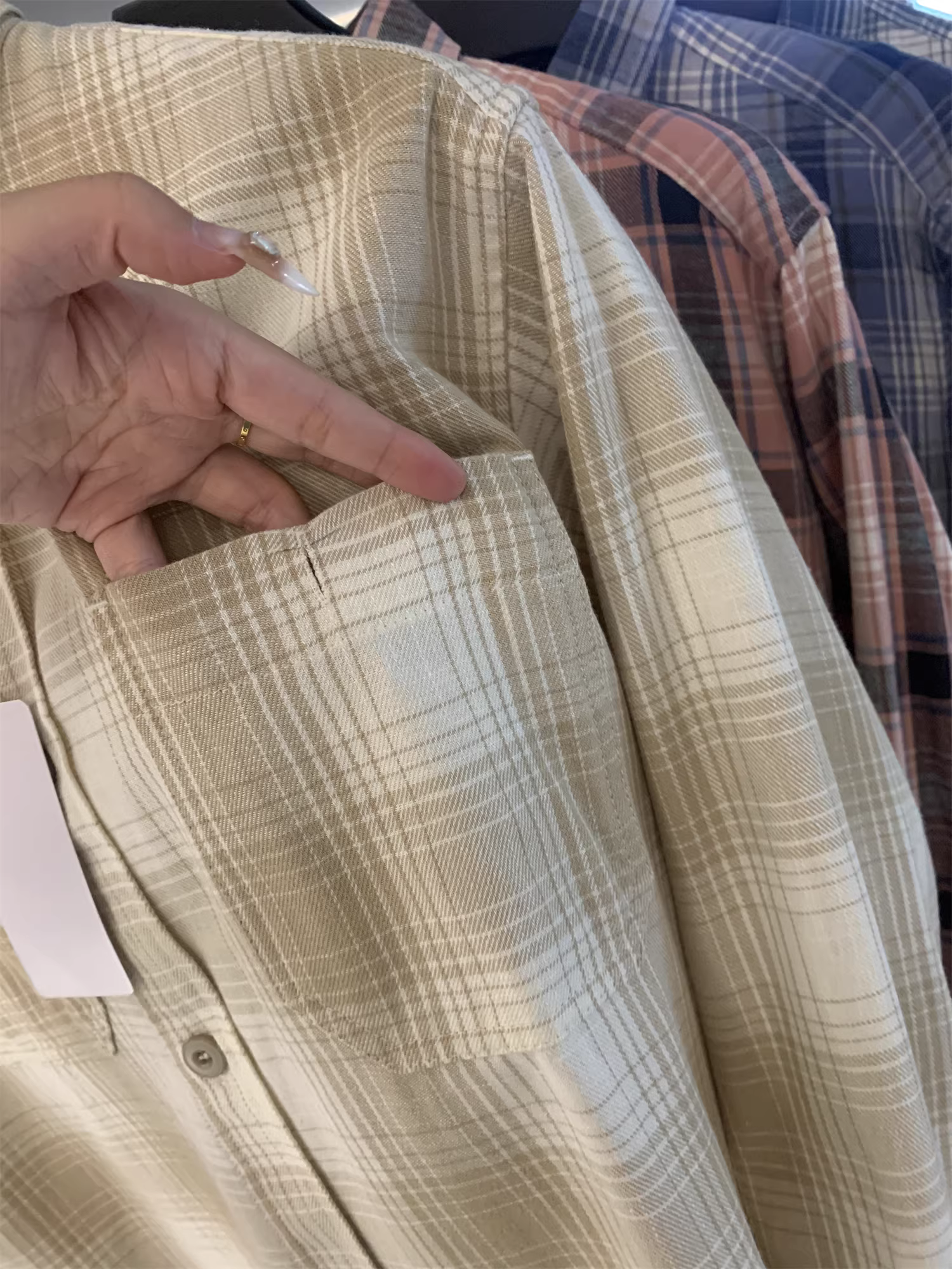 Don Quixote U+ phong cách phổ biến! Túi đôi bằng vải cotton mềm mại! Áo sơ mi dài tay kẻ sọc unisex hợp thời trang.