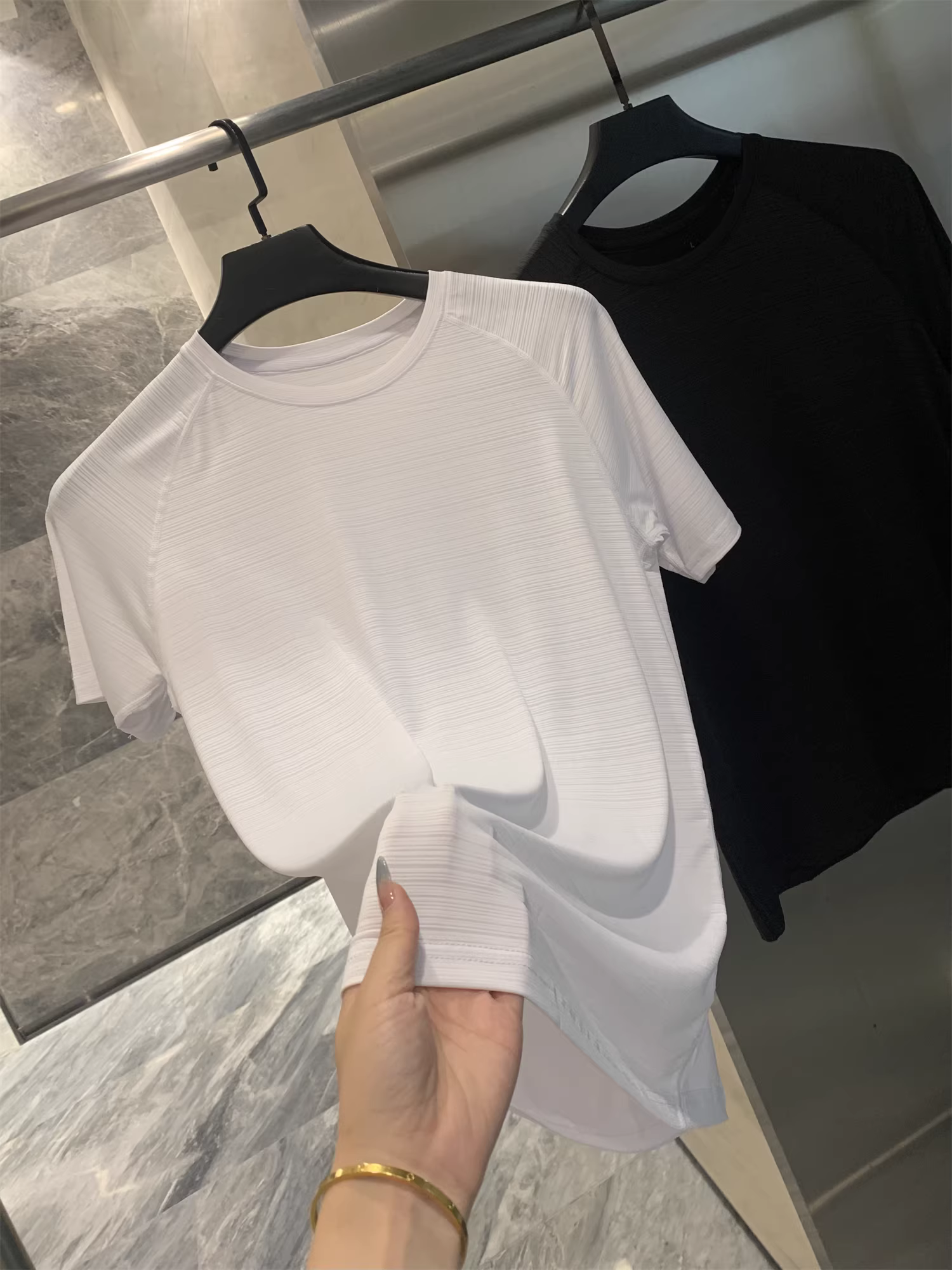 Don Quixote rất ngầu và mềm mại! Lưới thoáng khí như lụa băng! Áo thun ngắn tay thể thao và giải trí mùa hè dành cho nam, nhanh khô