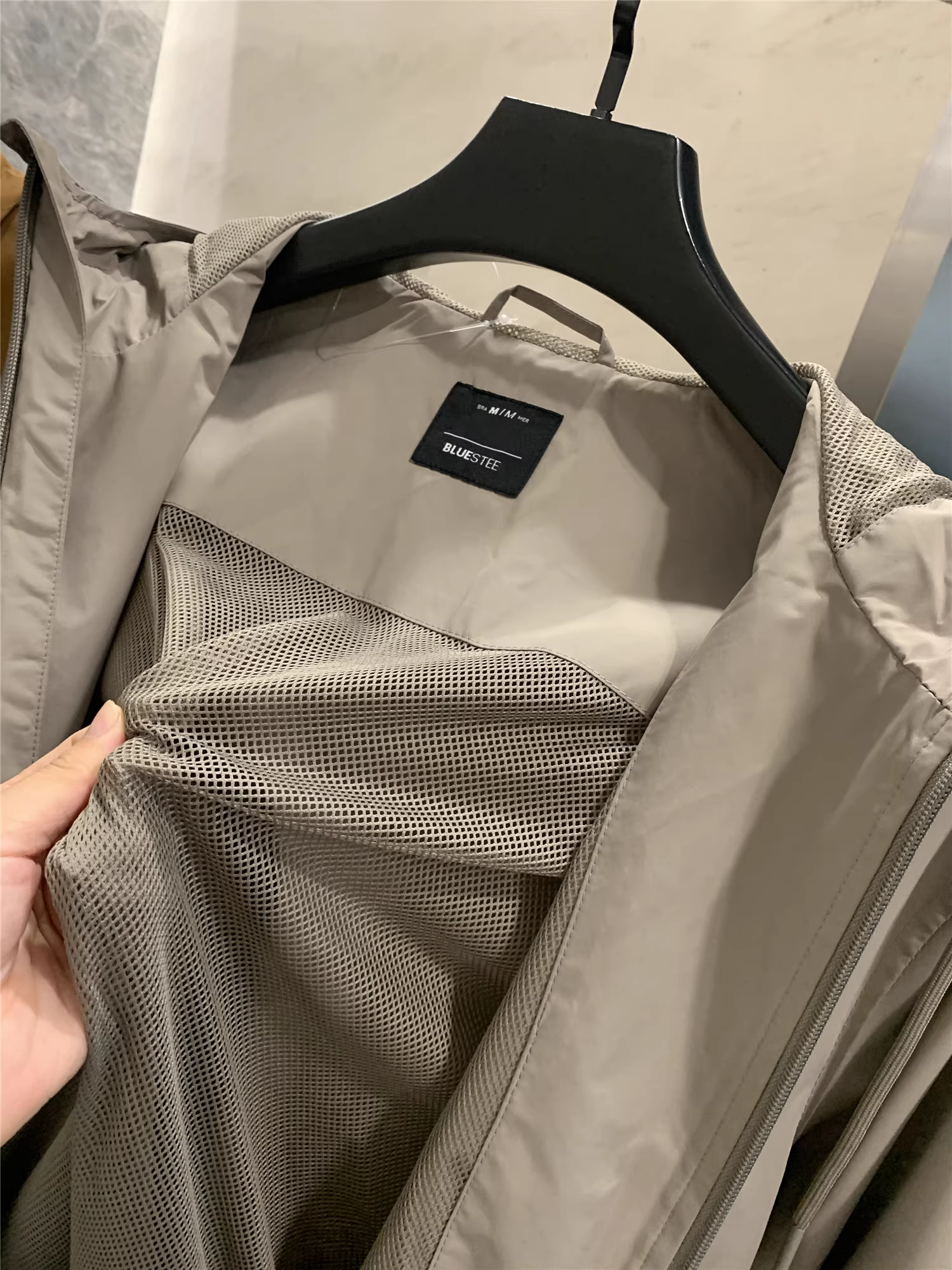 Don Quixote, một sản phẩm độc đáo từ Nam Mỹ! Mềm mại và êm ái! Áo khoác nam có mũ trùm đầu màu trơn, thời trang cho mùa xuân và mùa thu.