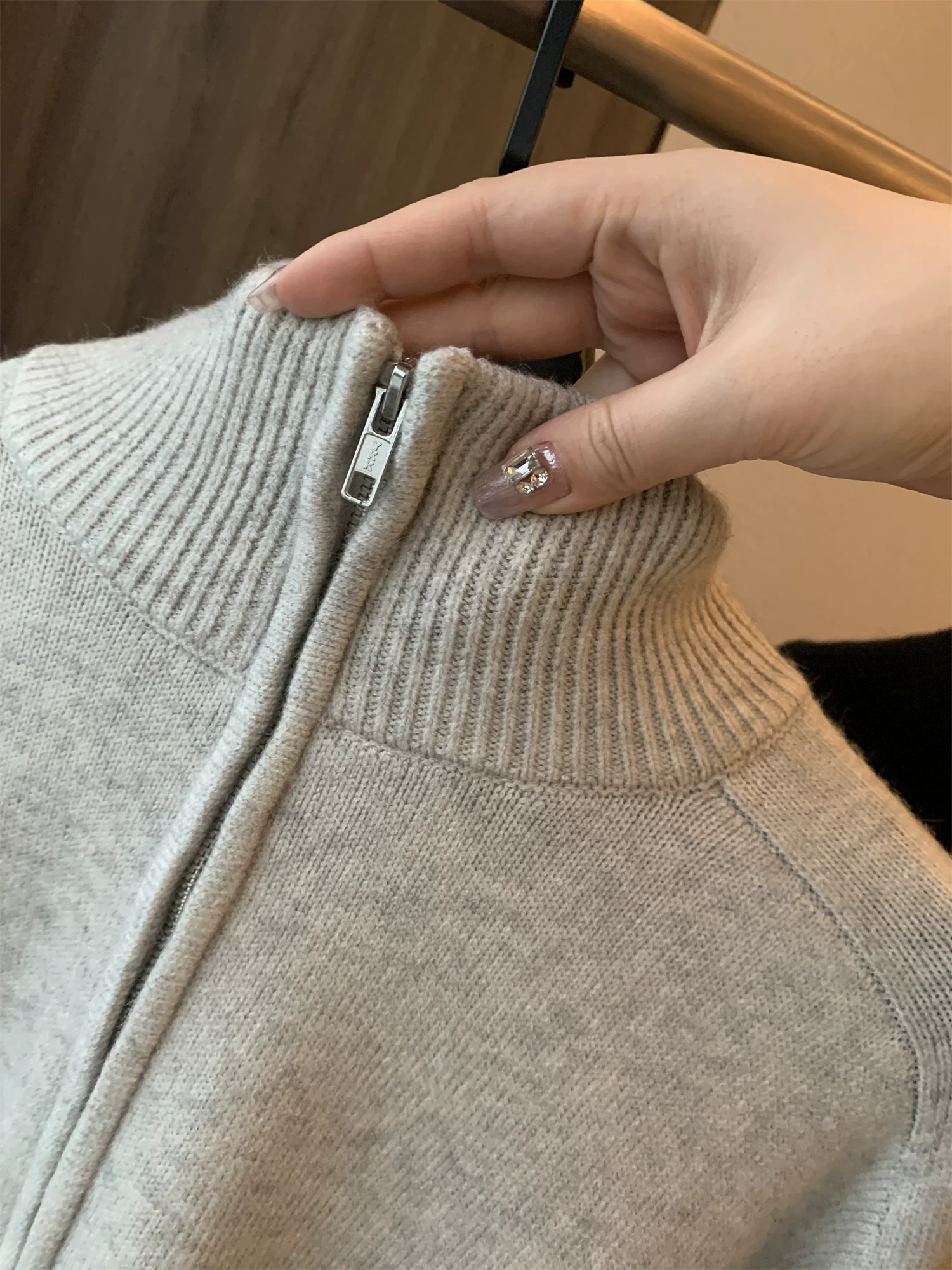 Áo len nam dáng rộng, thiết kế nửa khóa kéo Don Quixote! Mềm mại và thân thiện với làn da! Áo len dệt kim xu hướng mùa xuân dành cho nam.