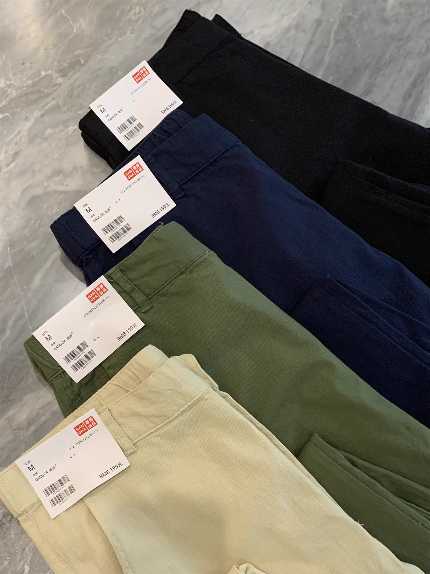 Don Quixote, những chiếc quần này là món đồ không thể thiếu! Quần âu nam chất liệu nhẹ, thoáng khí, giống vải lanh, màu trơn, dáng thẳng.