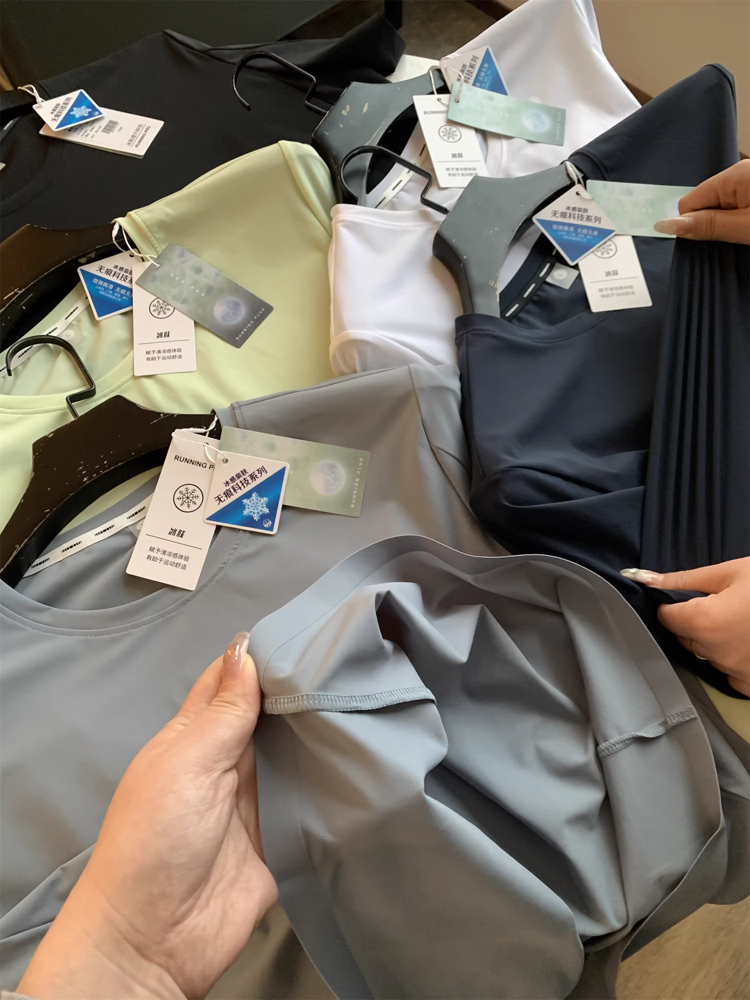 Don Quixote mang lại cảm giác mát mẻ và thân thiện với làn da! Áo thun nam thể thao ngắn tay, chất liệu mỏng nhẹ, nhanh khô, co giãn bốn chiều.