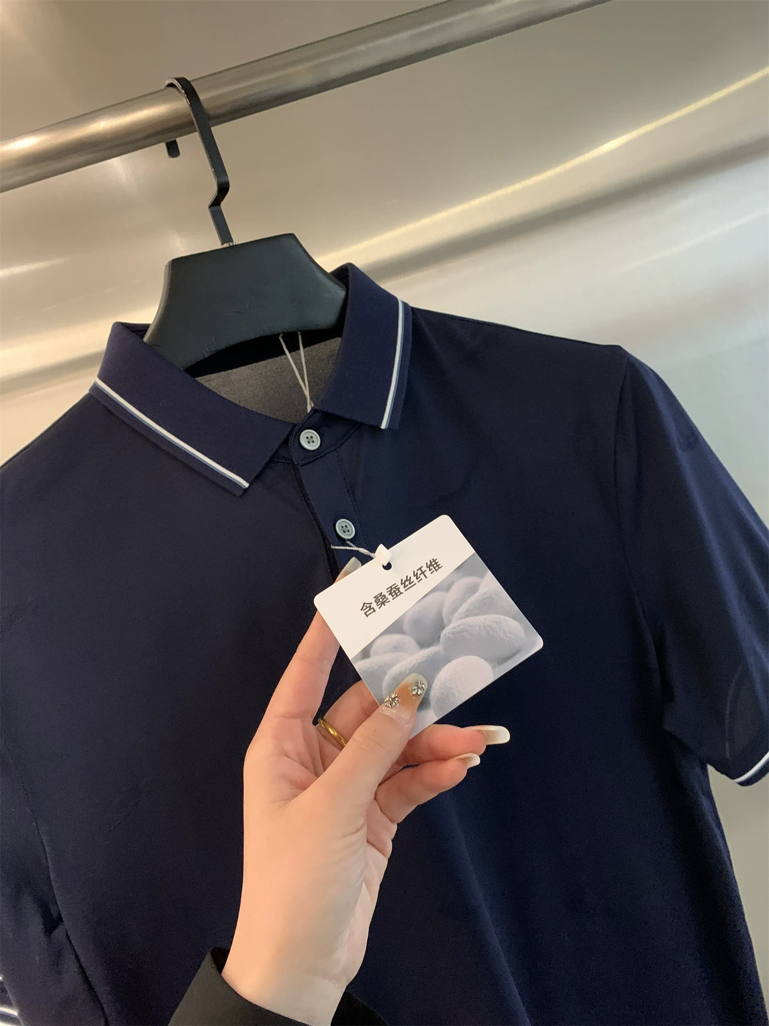 Áo polo nam mùa hè chất liệu pha tơ tằm Don Quixote! Họa tiết jacquard tối màu! Áo sơ mi ngắn tay phong cách business casual nhẹ nhàng.