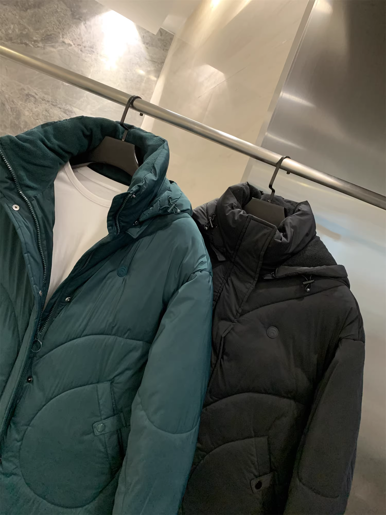 Don Quixote đến Đức! Áo khoác cotton dài có mũ trùm đầu màu đen ấm áp mùa thu đông.