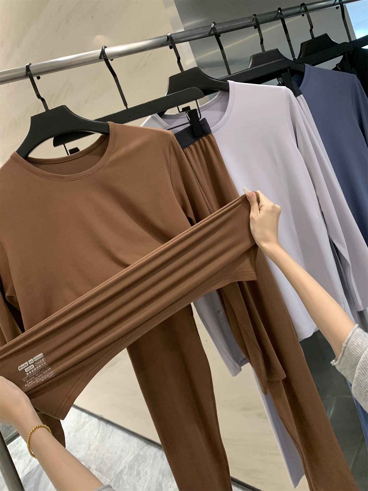 Dòng sản phẩm mặt nạ gừng ấm áp của Don Quixote! Bộ đồ lót giữ nhiệt thông thường, thân thiện với da, ấm áp, màu trơn, đa năng.