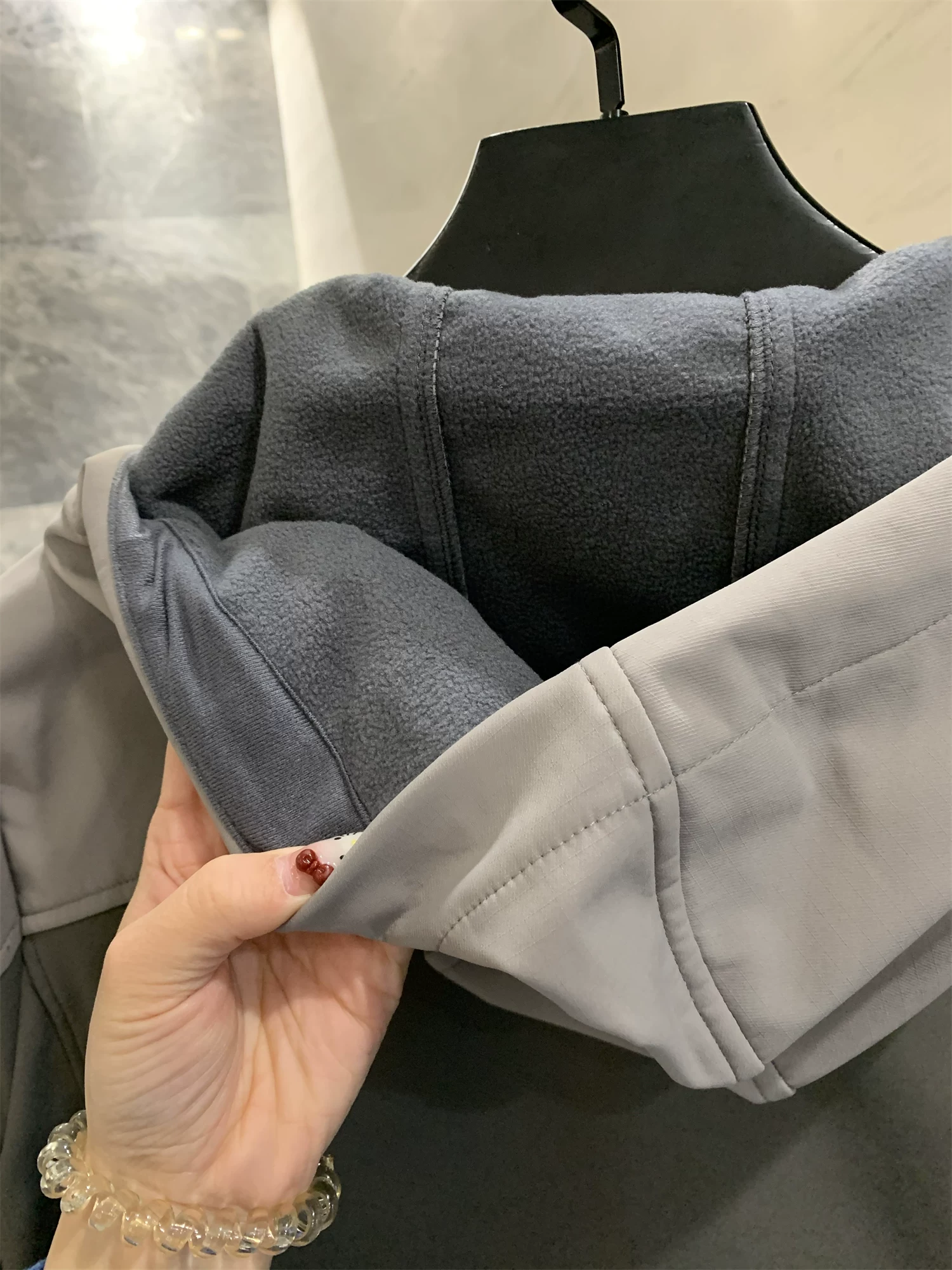 Don Quixote Swiss Chunyuan! Nhẹ và phù hợp với mọi thời tiết! Áo khoác mềm mại có mũ trùm đầu, phối màu, phong cách thường ngày, thích hợp cho hoạt động ngoài trời.