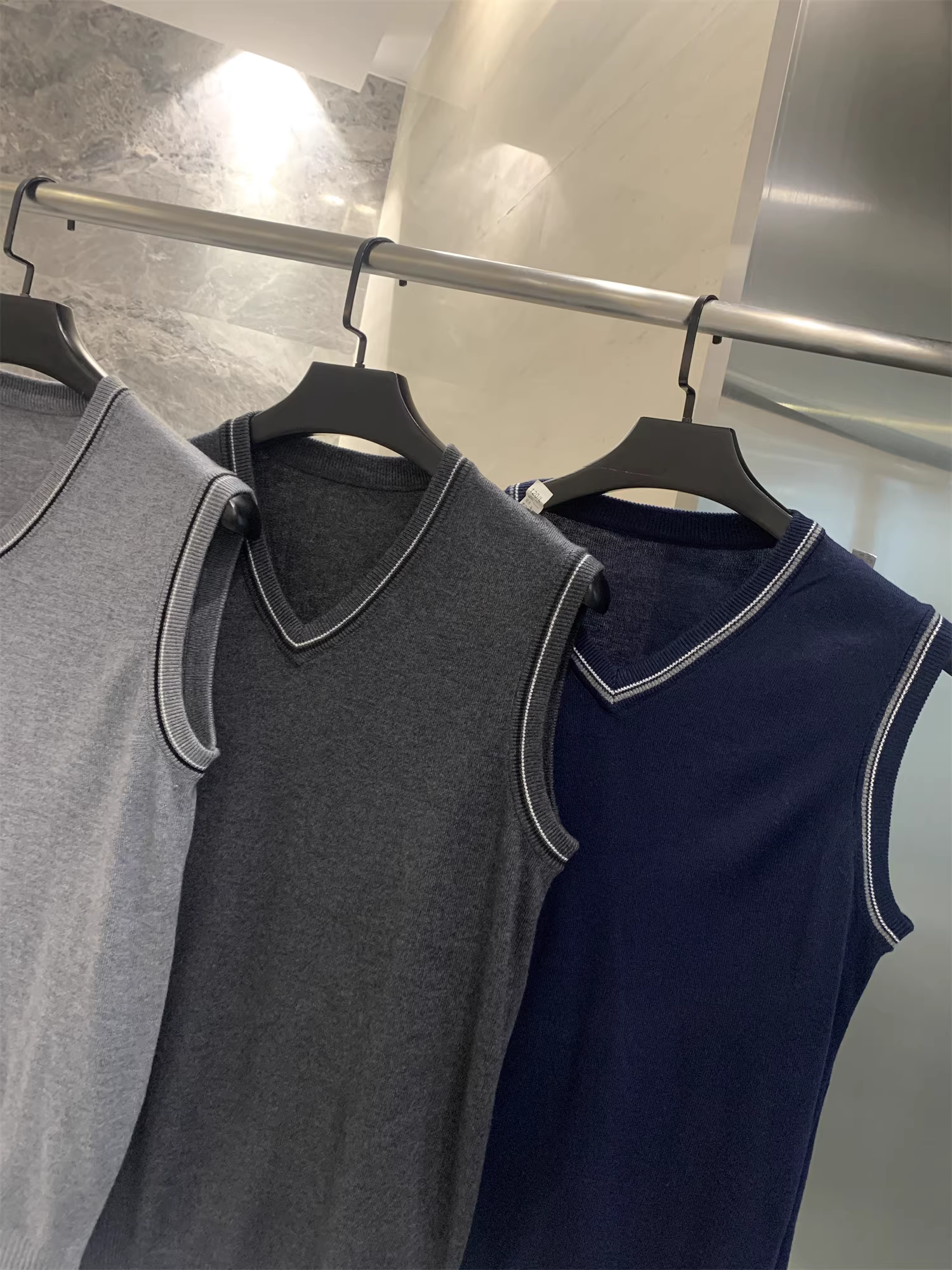 Phong cách Don Quixote bất hủ! Chất liệu len pha! Áo len nam cổ V phối màu mùa thu đông.