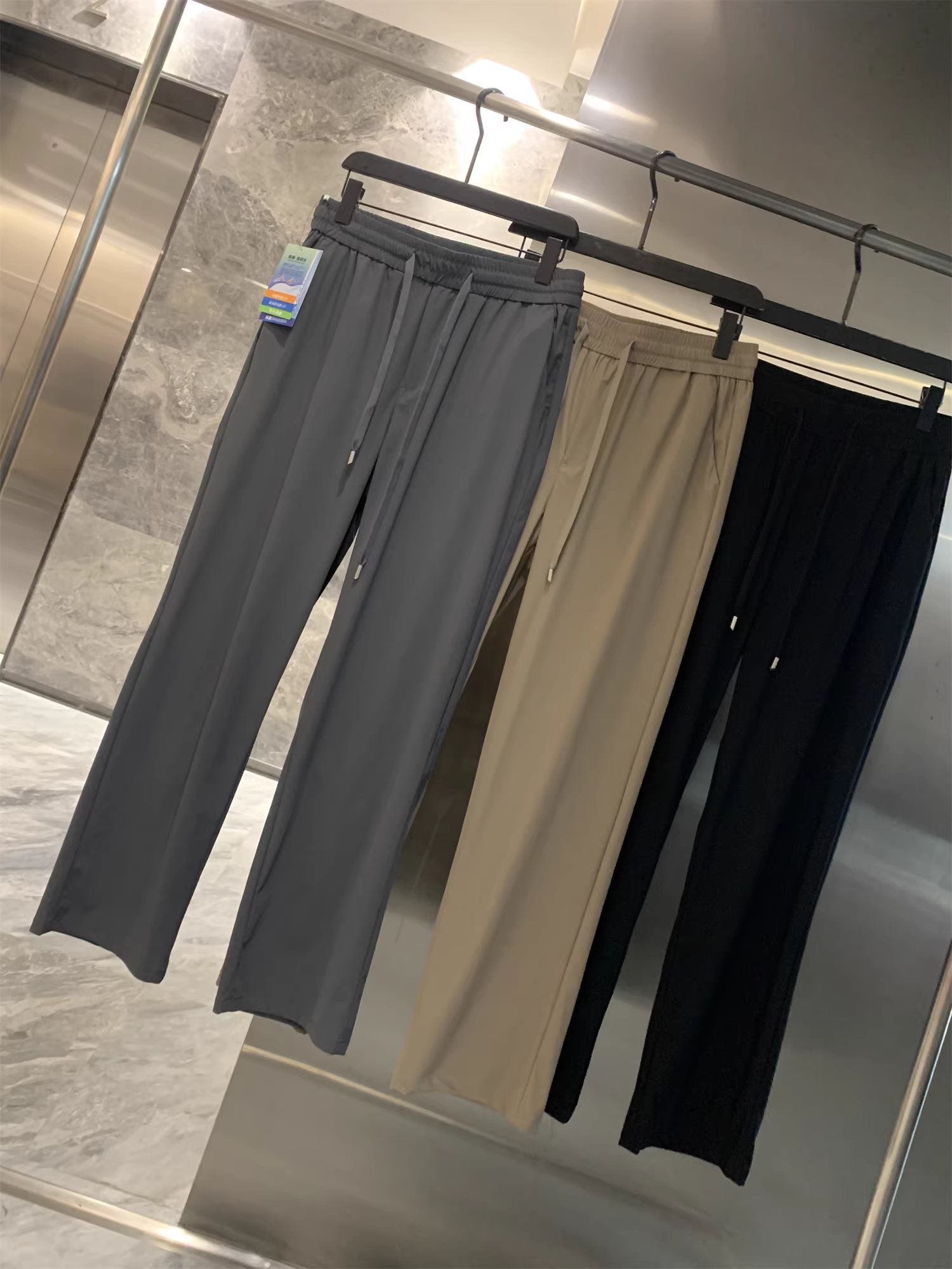 Don Quixote mang đến cảm giác như là điều hòa! Quần nam mùa hè chất liệu lụa cao cấp, co giãn tốt, thoáng mát, kiểu dáng năng động.