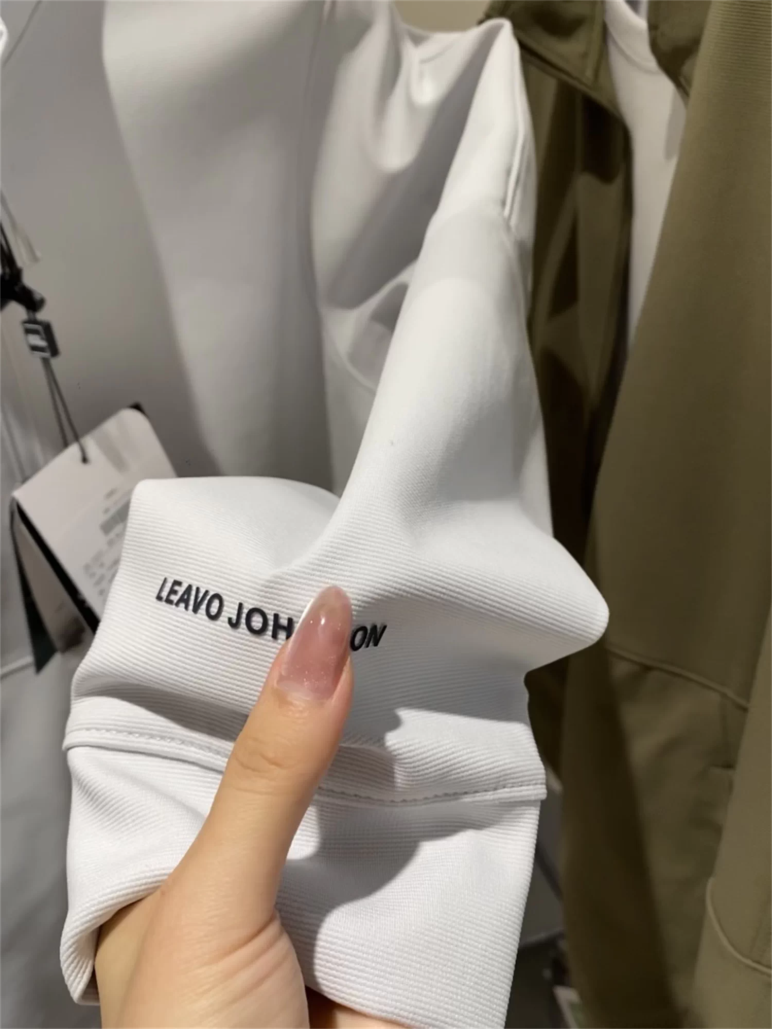 Sản phẩm hàng đầu của Don Quixote đã đến rồi! Áo khoác nam chất liệu thoáng khí, có họa tiết của Leavo Johnson, sản xuất tại Ý.