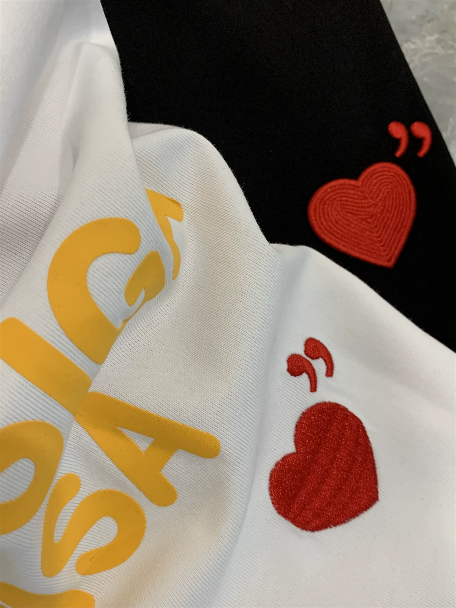 Dòng thiết kế Don Quixote! Thêu tinh tế! Xu hướng áo thun ngắn tay dáng rộng thoải mái phong cách cặp đôi mùa hè.