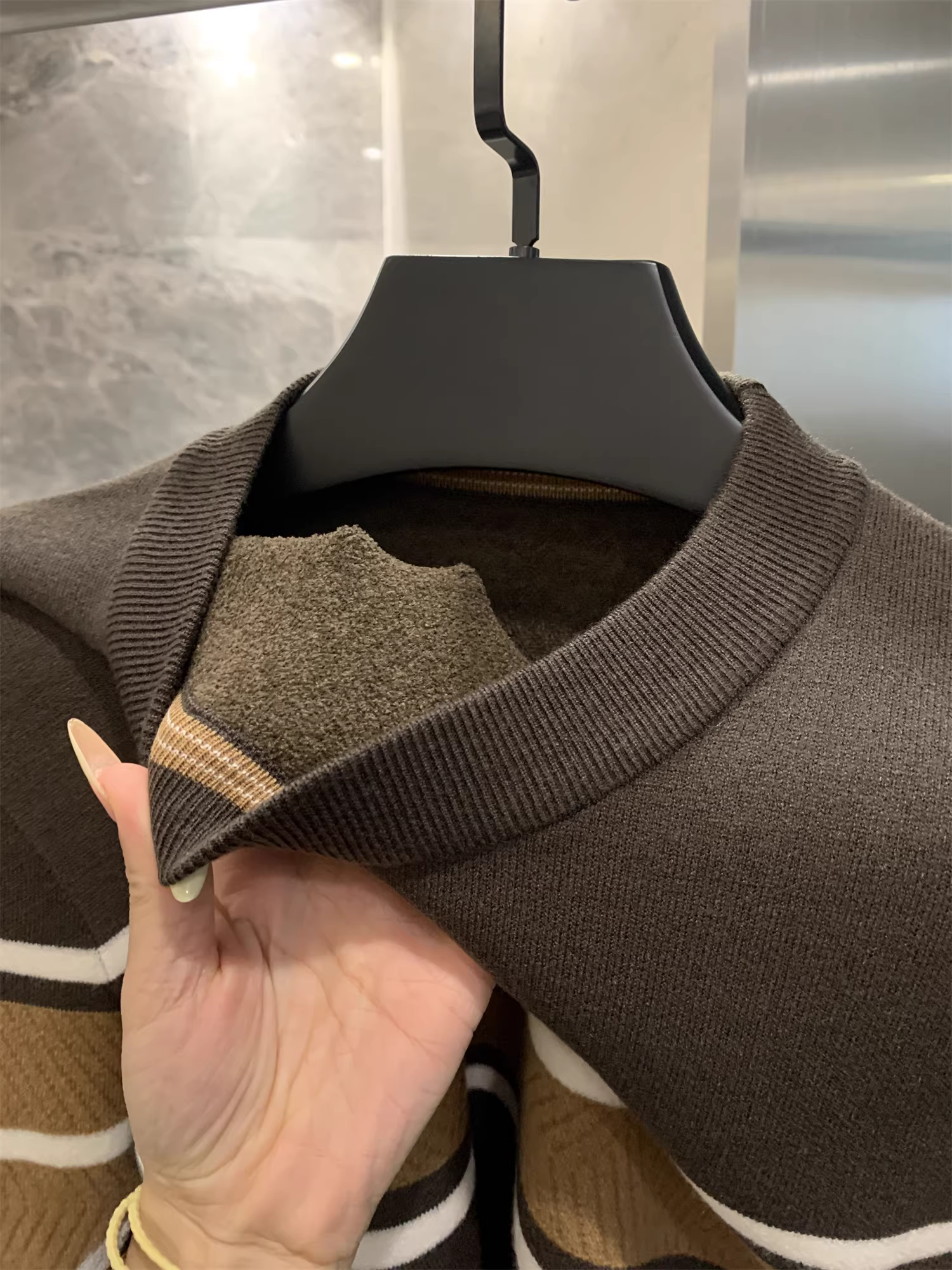 Phong cách Don Quixote! Áo len dệt kim cổ tròn dày dặn, ấm áp, lót lông cừu, phối màu sọc chéo dành cho nam mùa thu đông.