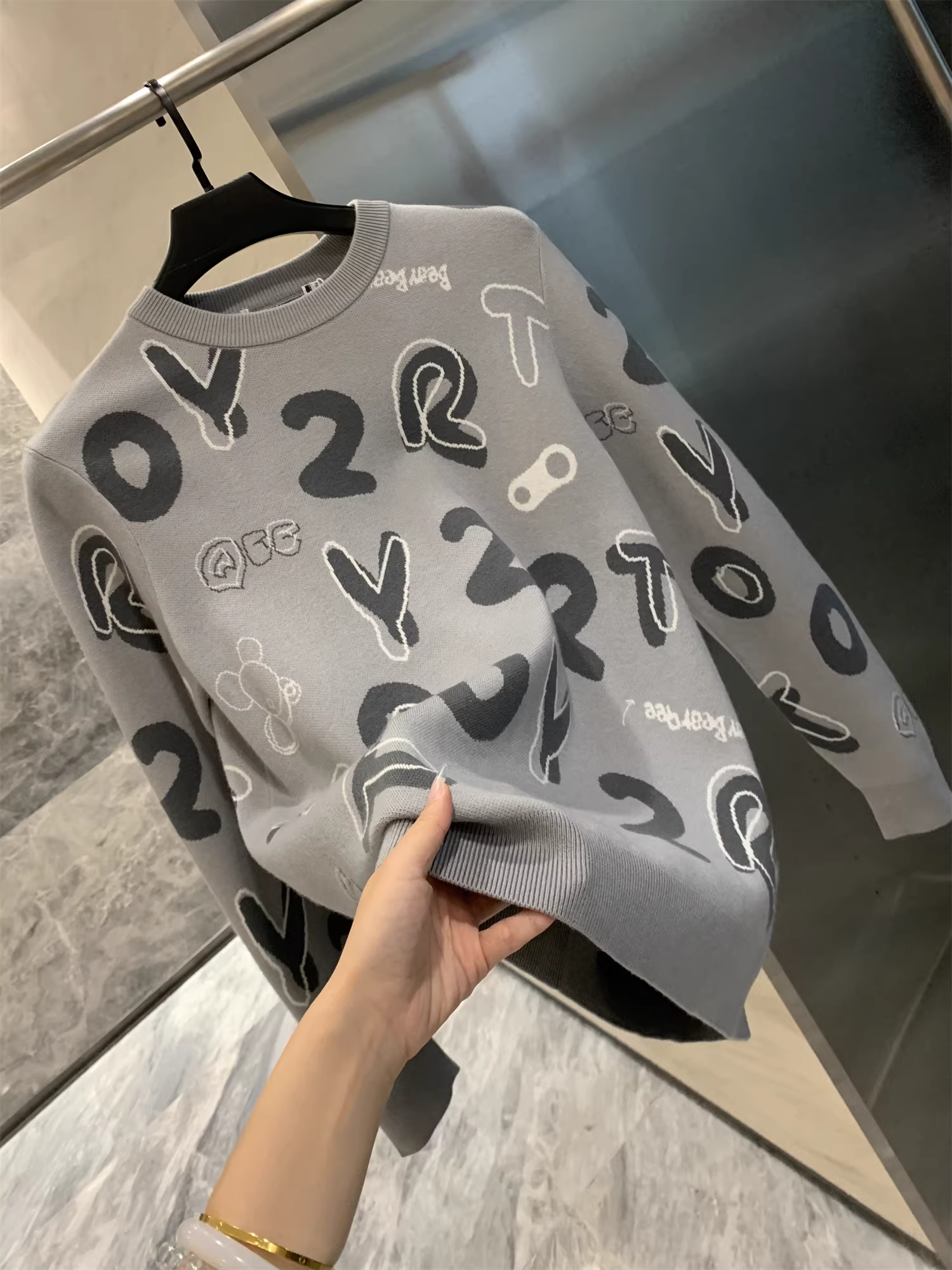 Don Quixote H một chiếc duy nhất! In đầy đủ! Áo len dệt kim dài tay cổ tròn thoải mái mùa thu đông mới dành cho nam giới.