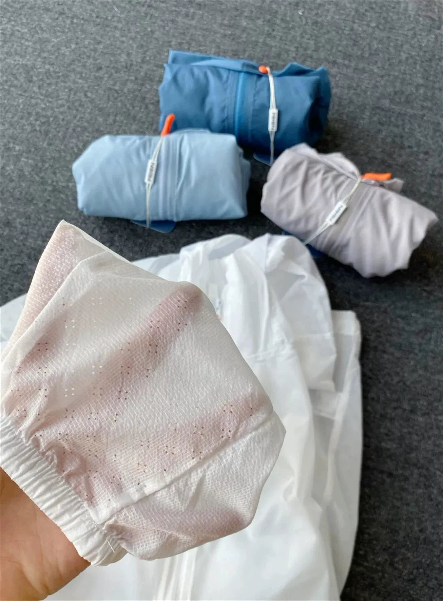 Don Quixote mỏng như cánh của con ve! Áo khoác có mũ trùm đầu chống tia cực tím UPF50+ nhẹ, thoáng khí dành cho cặp đôi nam và nữ.