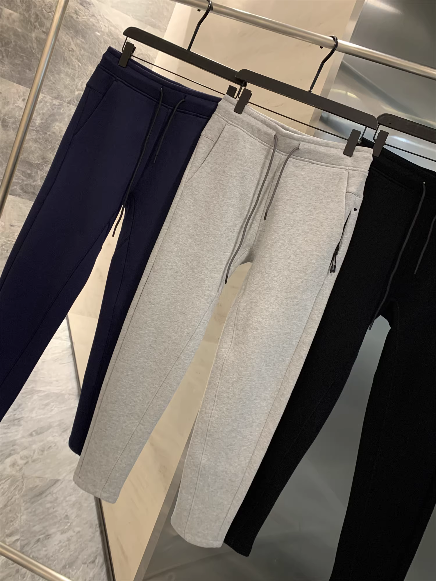 Quần ống côn Don Quixote! Vải Toray thoáng khí! Quần thể thao nam có túi khóa kéo, màu trơn, kiểu dáng đơn giản.