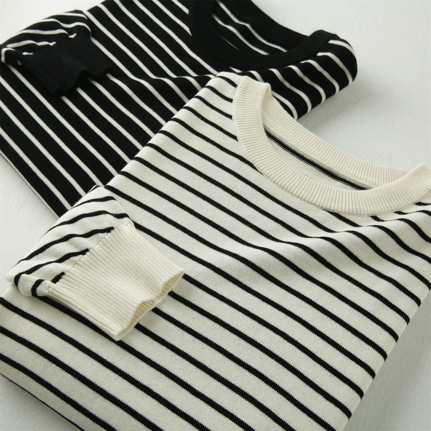 Đơn đặt hàng của công ty Don Quixote ODM! Áo len dệt kim nam mùa thu đông, kiểu dáng thời trang, ấm áp, sọc, mặc thường ngày.