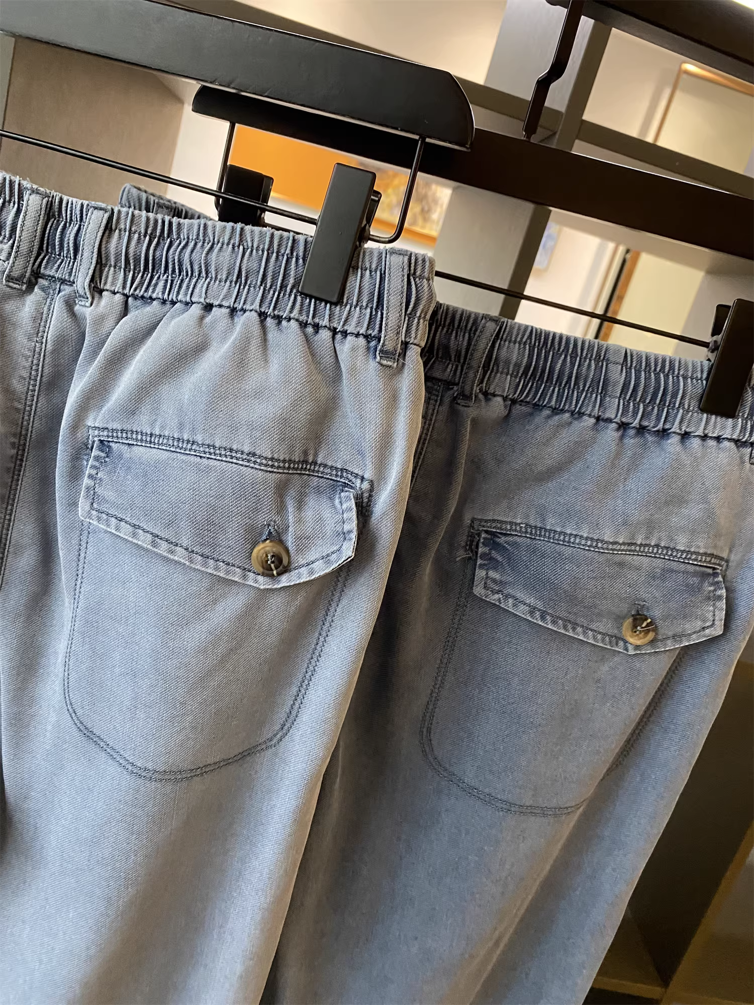 Don Quixote được sinh ra để mang lại sự thoải mái! Vải Tencel mang đến sự mát lạnh riêng của mình, quần jean Tencel đa năng và rộng rãi dành cho nam giới.