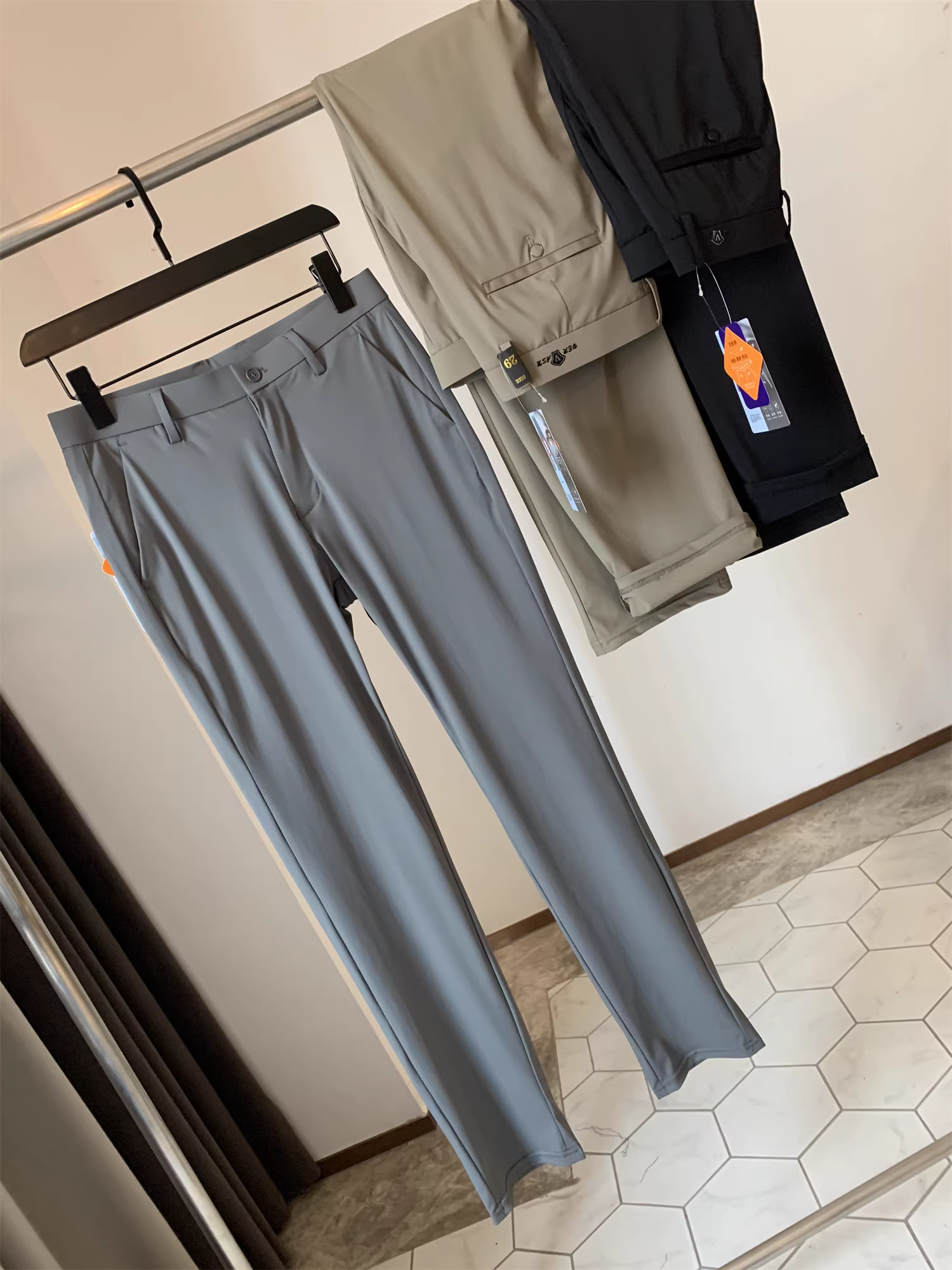 Don Quixote cảm thấy cực kỳ thoải mái! Thoải mái ở vùng eo! Quần âu nam mùa hè chất liệu lụa đá co giãn, kiểu dáng thẳng, thời trang.