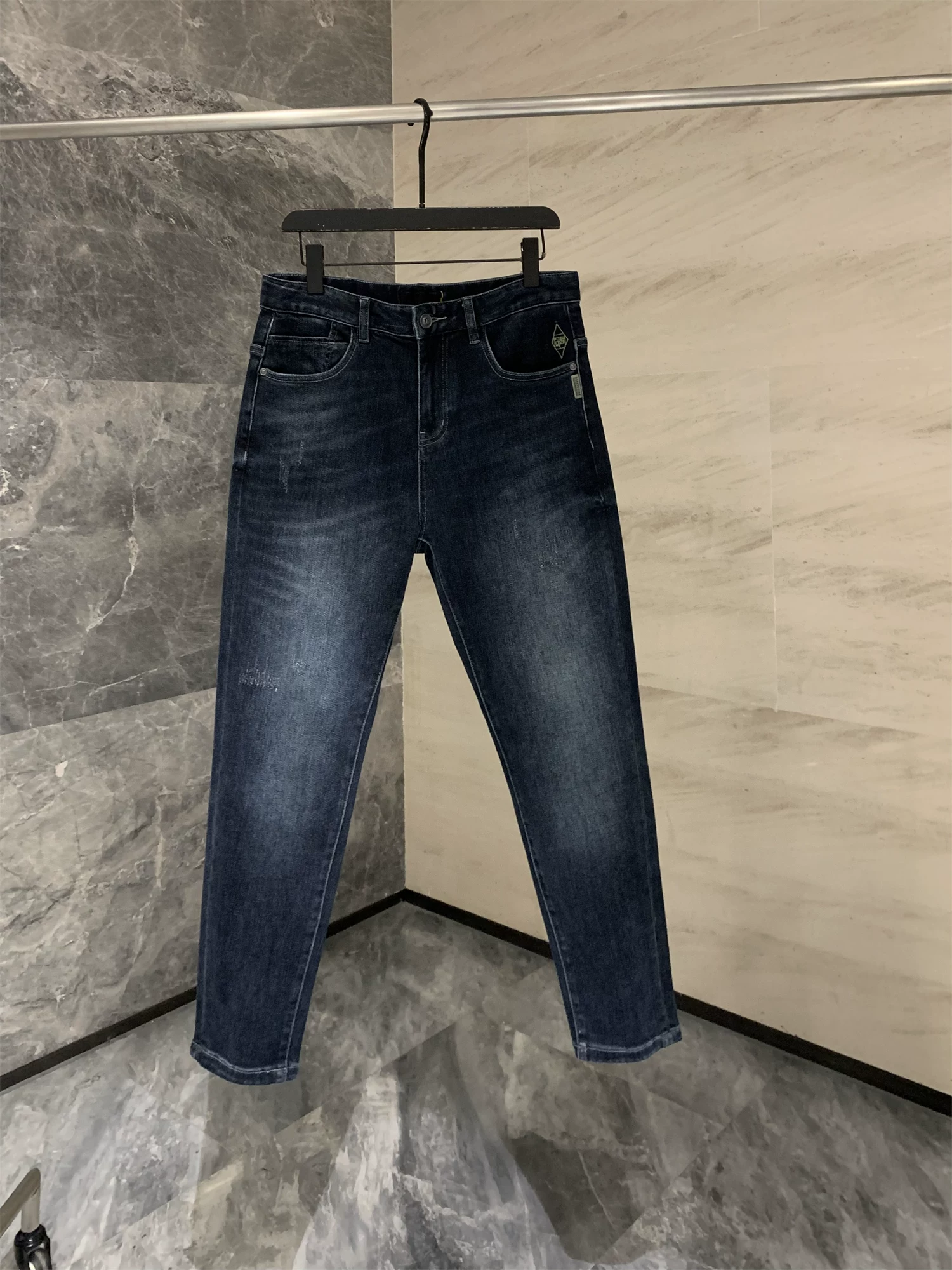 Giảm giá Don Quixote! Bộ sưu tập Cloud Denim! Quần jean denim xước, phai màu, kiểu dáng thường ngày.