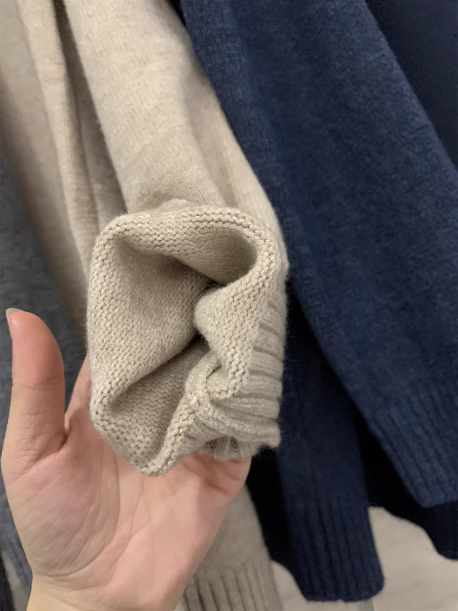 Don Quixote U+ cùng phong cách! Chất liệu len pha! Áo len dệt kim cổ tròn đa năng, phong cách thường ngày, thích hợp cho mùa thu và mùa đông.