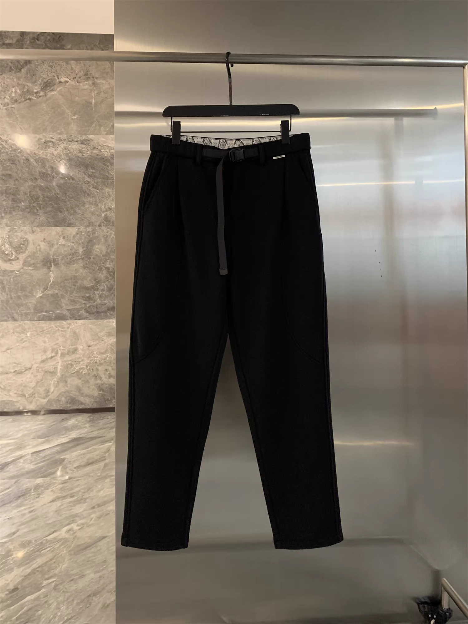 Dòng sản phẩm Don Quixote! Chất liệu satin sọc dọc! Quần dài nam chất liệu thun co giãn cao, kiểu dáng thường ngày, mùa thu đông.