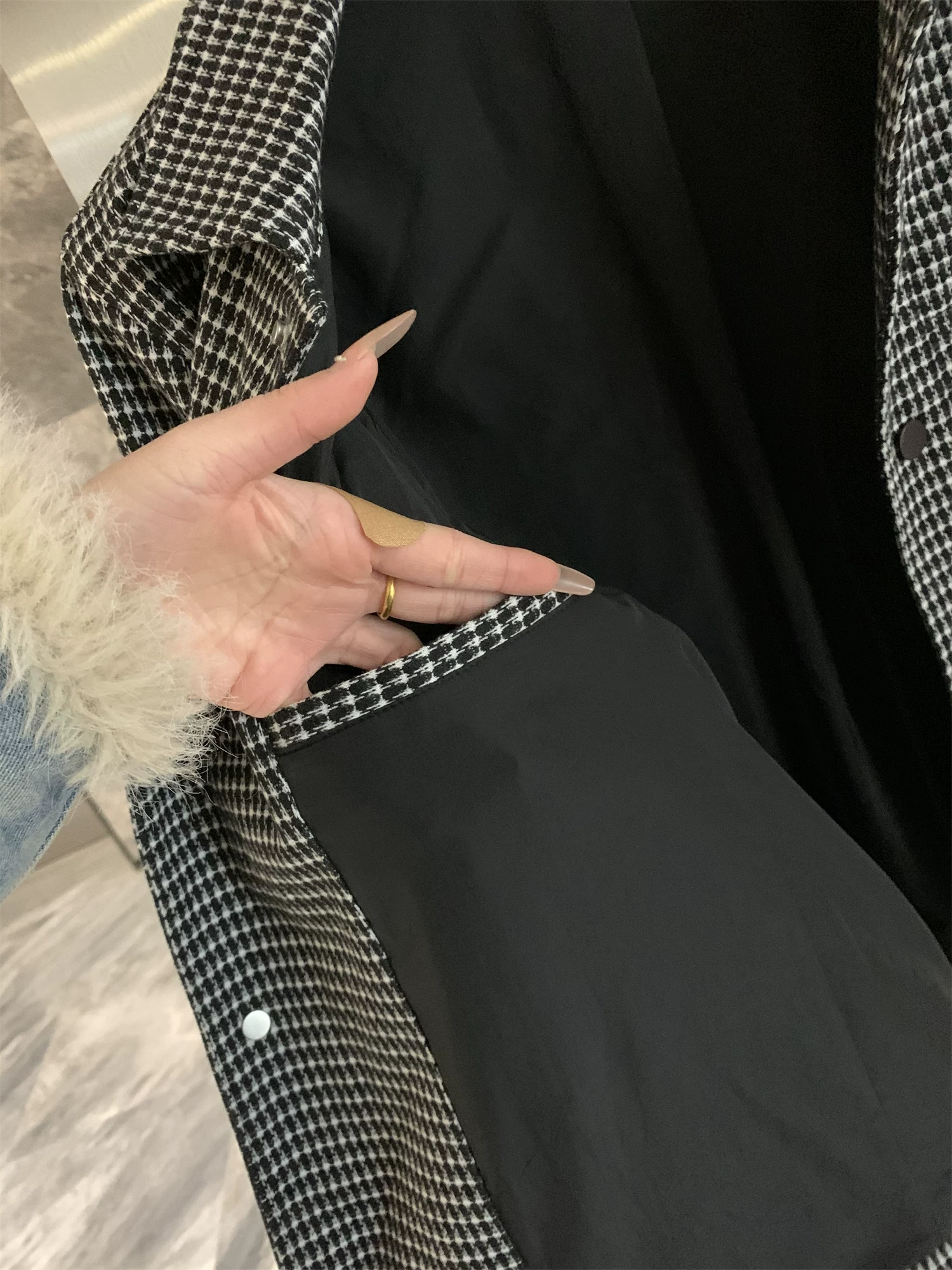 Don Quixote, một thương hiệu đáng tin cậy! Áo khoác nam chất liệu pha sợi nhuộm màu, kiểu dáng thẳng, cổ điển, thích hợp cho những buổi gặp gỡ nhẹ nhàng.