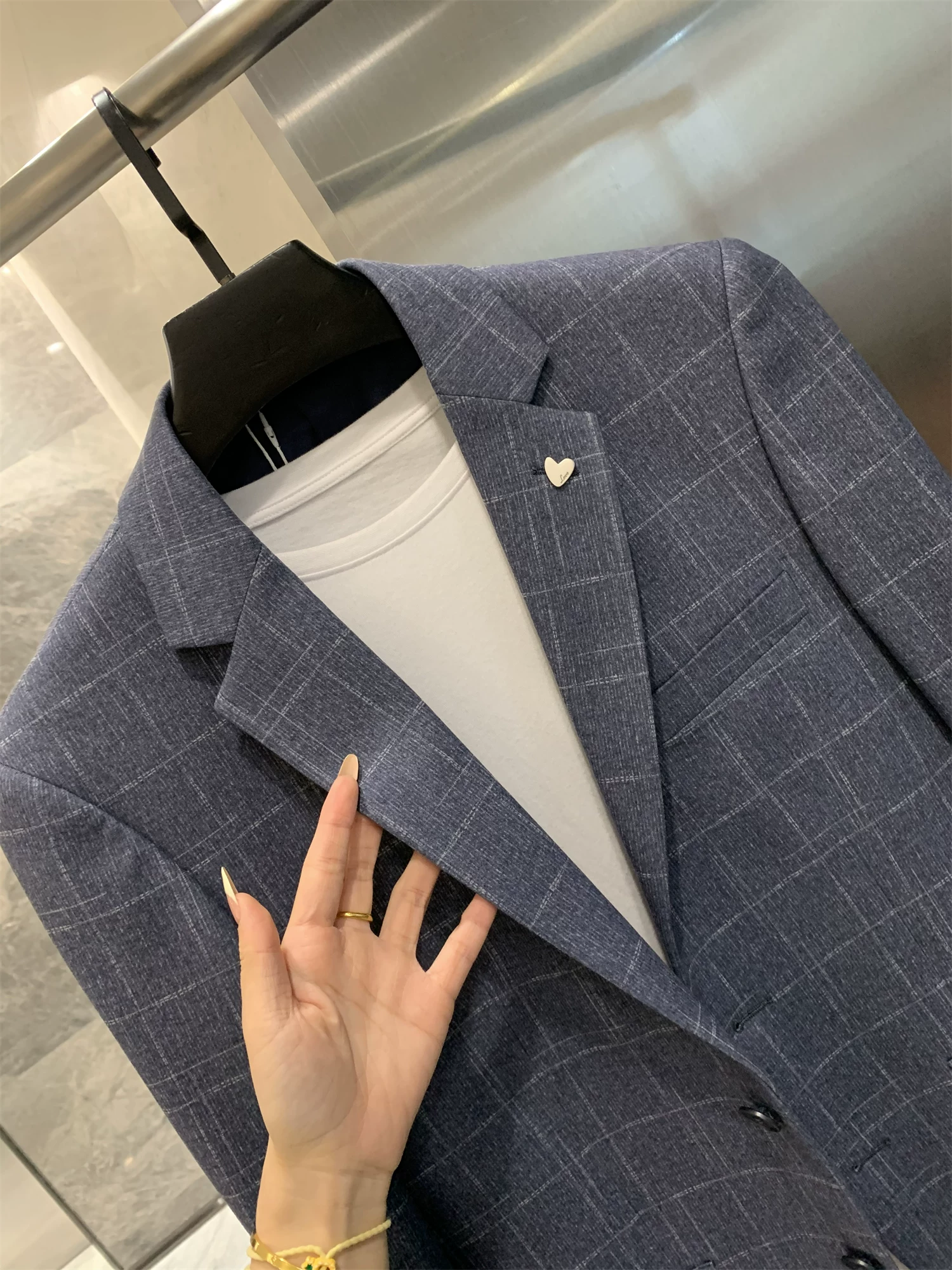 Don Quixote dòng H! Họa tiết kẻ ô đơn giản tinh tế! Bộ vest nam đơn hàng nút, phong cách công sở lịch lãm mùa xuân thu.