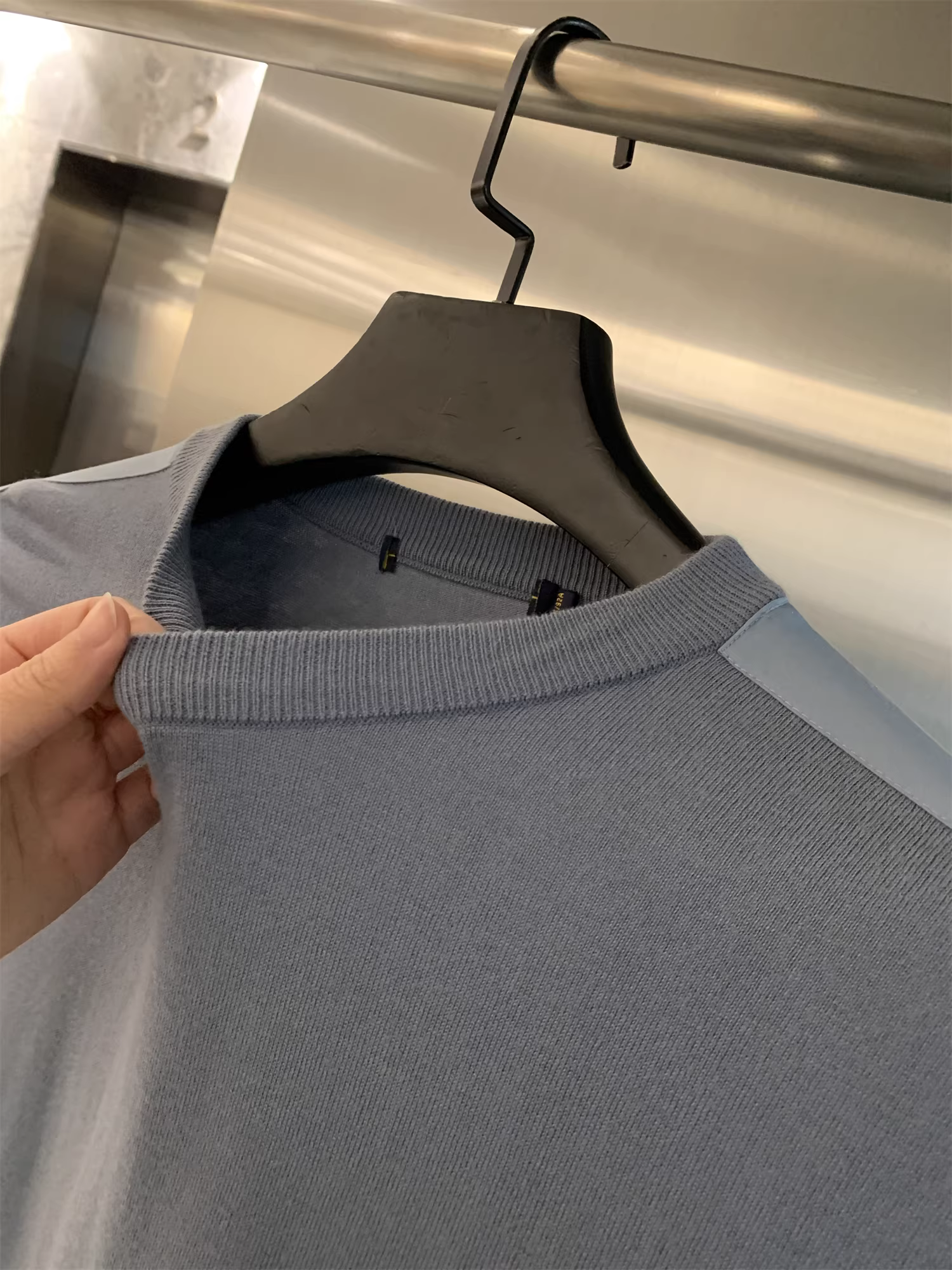 Áo len nam Don Quixote Good Goods! Áo len dệt kim mềm mại, thân thiện với da, màu sắc phối hợp, cổ tròn, chất liệu dệt kim 16 gauge.