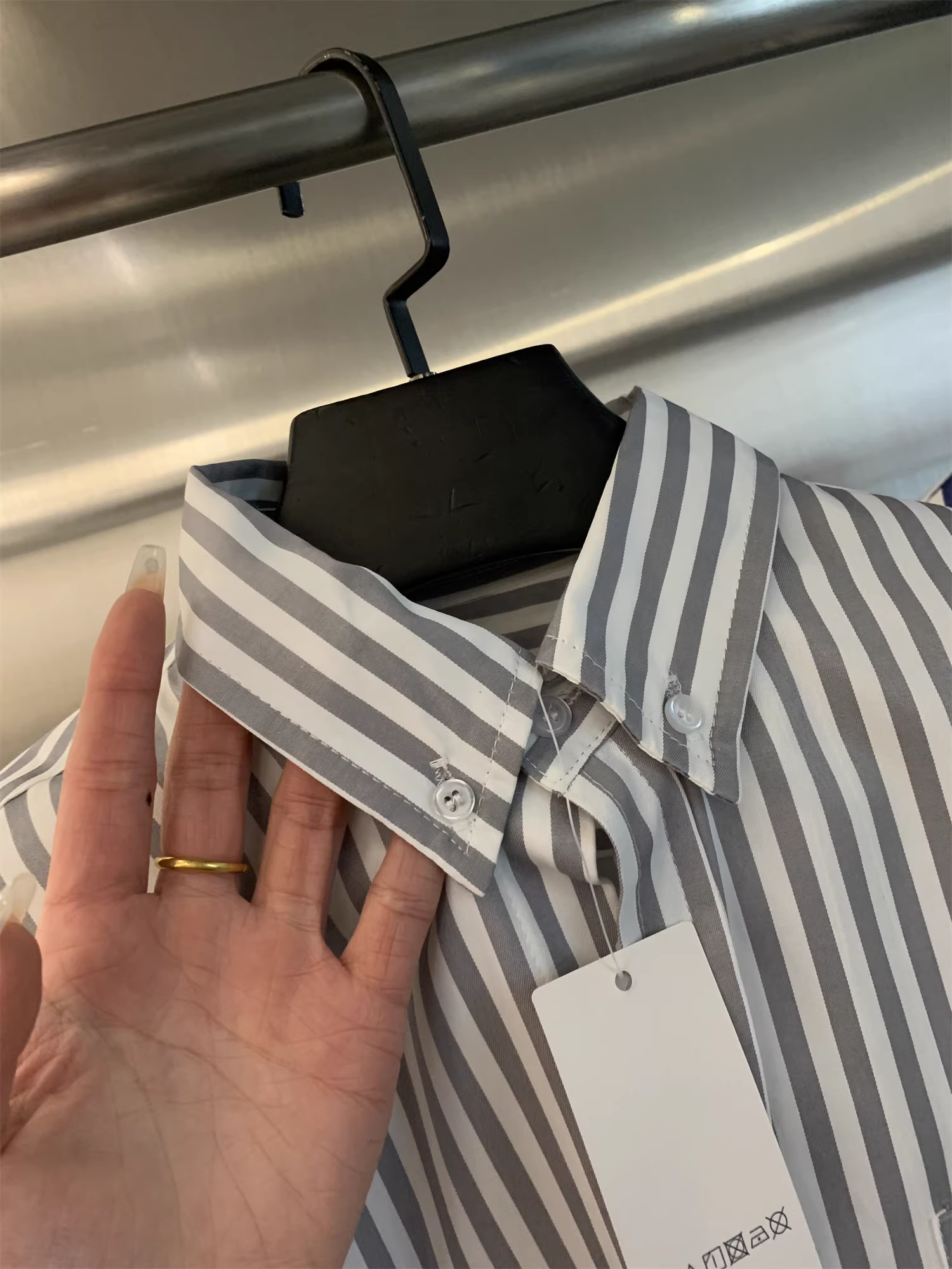 Món đồ không thể thiếu của người yêu thích Don Quixote! Áo sơ mi dài tay có cổ, chất liệu cotton dài sợi, vân sọc dọc, thoáng khí, unisex.