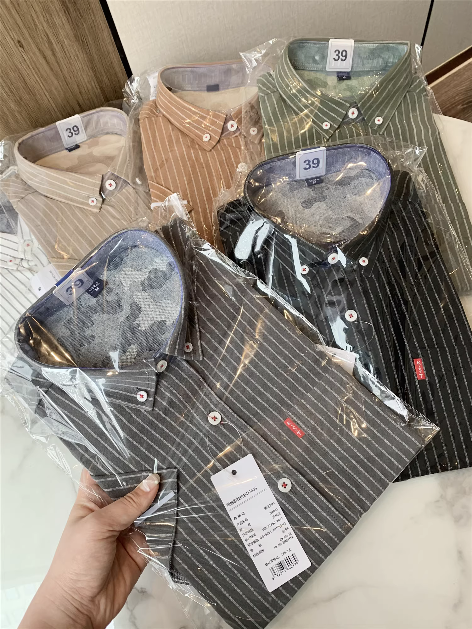 Chất liệu vải cotton mềm mại kiểu Don Quixote! Sọc dọc nhuộm sợi thanh lịch! Áo sơ mi ngắn tay mùa hè dành cho nam