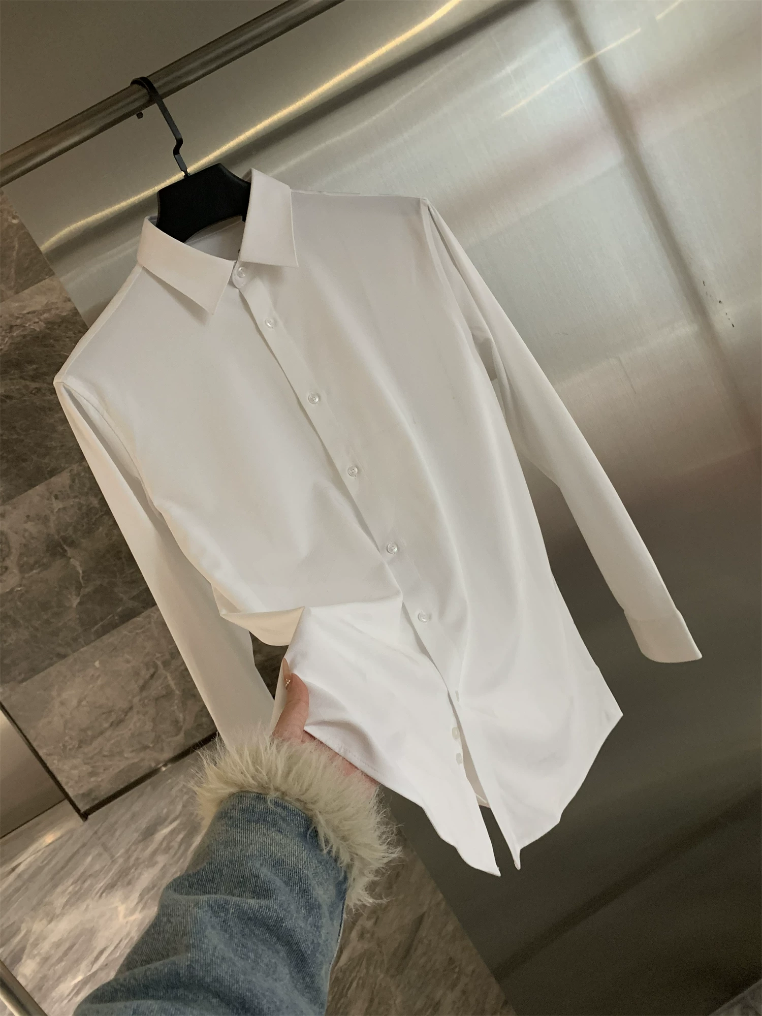 Don Quixote rất phù hợp cho đầu mùa xuân! Áo sơ mi nam màu trơn, chất liệu dày dặn, mềm mại, thân thiện với da, đa năng.