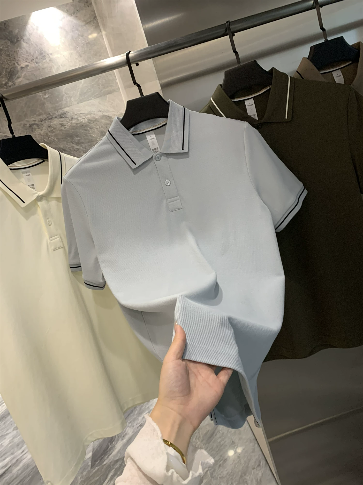 Dòng sản phẩm Don Quixote Light Business! Chất liệu cotton Pique! Áo polo ngắn tay, chất liệu mềm mại, bay bổng với cổ áo phối màu tương phản.