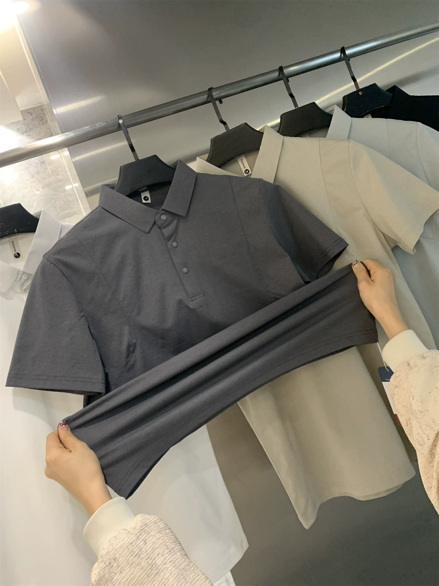 Áo Polo nam mùa hè chất liệu thoáng mát, kiểu dáng đơn giản, màu trơn, cổ trụ.