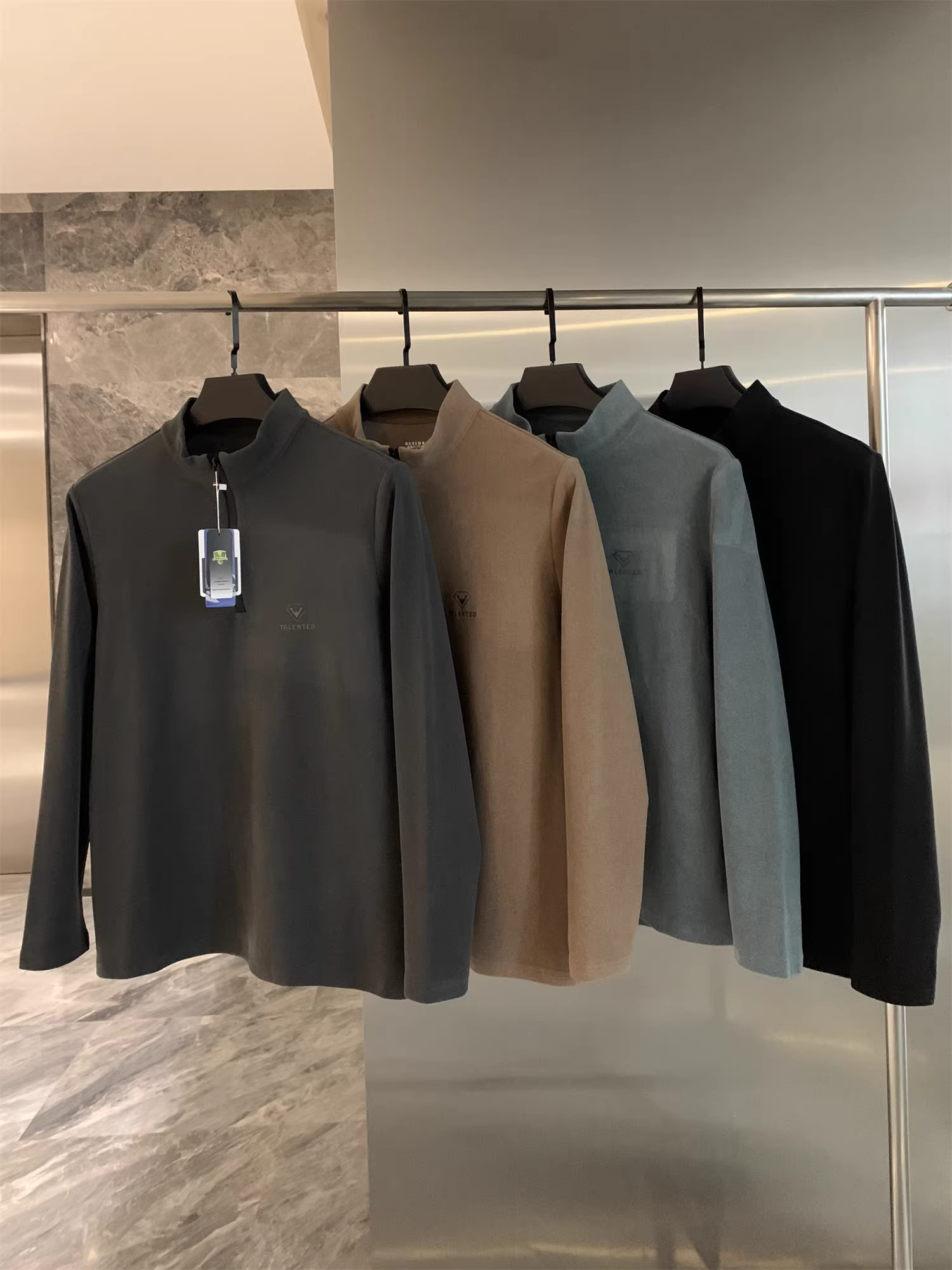 Chất lượng cao cấp như Don Quixote! Áo thun dài tay có cổ đứng, khóa kéo nửa thân, chất liệu nhung Đức tự sưởi ấm hai mặt, ấm áp dành cho nam.