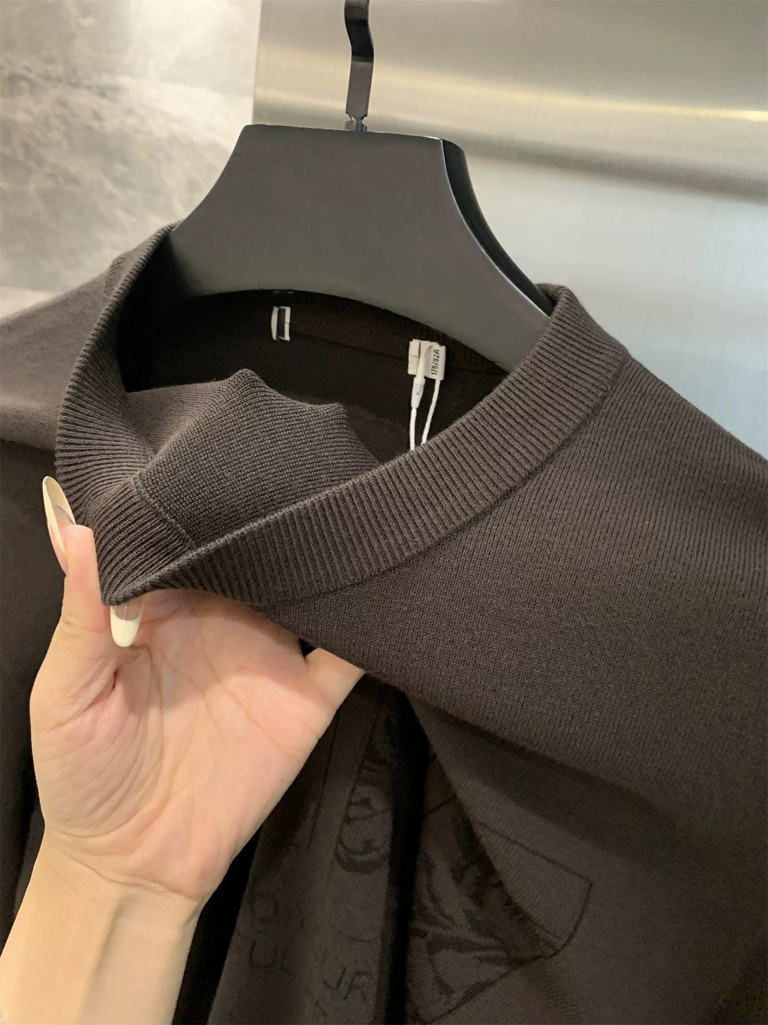 Ưu điểm của dòng sản phẩm Don Quixote H! Giá bán lẻ 268! Áo len cổ tròn mùa thu đông, chất liệu dệt kim thoáng khí, thoải mái dành cho nam.