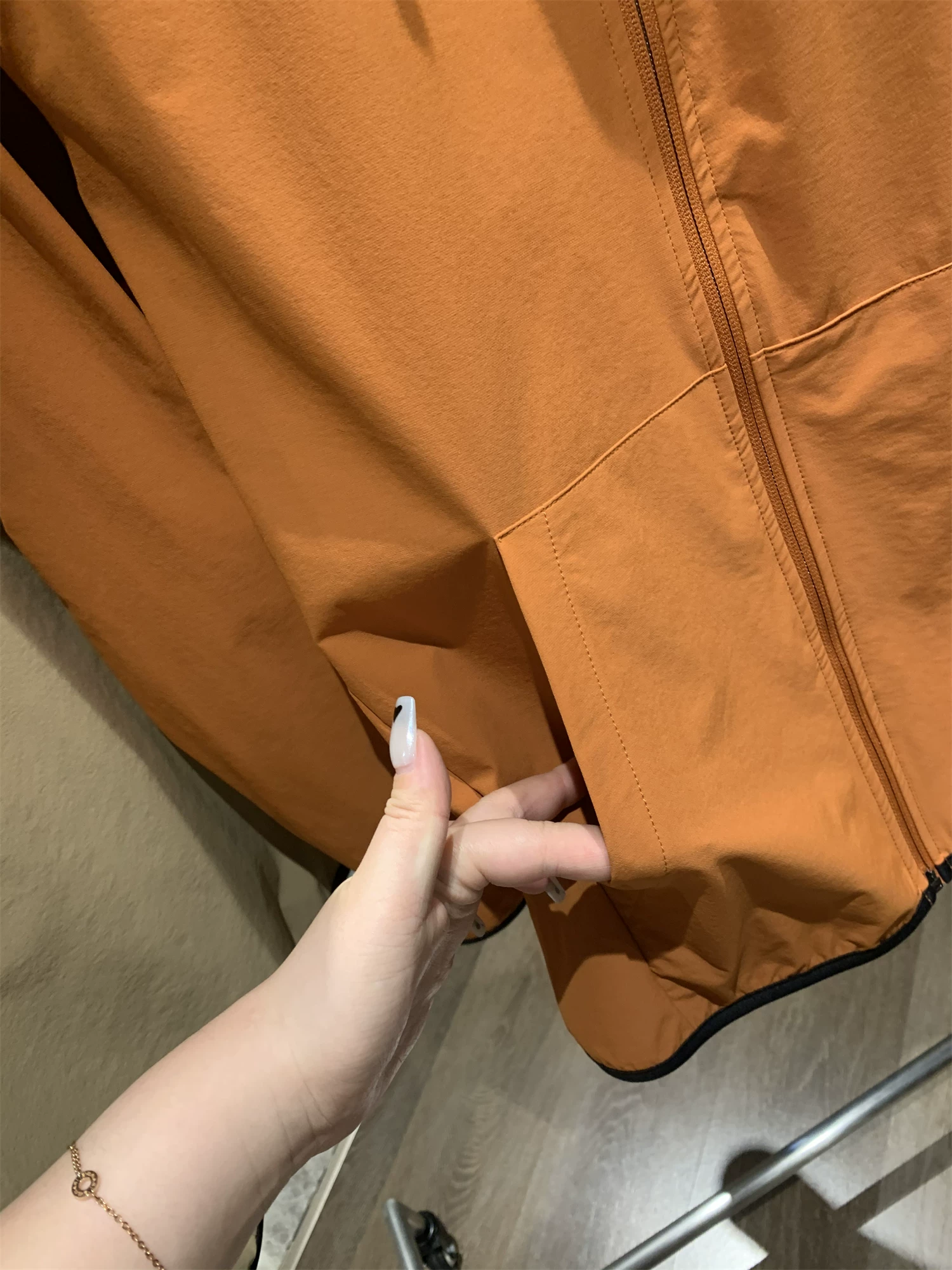 Don Quixote là một sản phẩm hàng đầu! Thoáng khí và chống thấm nước! Áo khoác có mũ trùm đầu chống gió dành cho nam giới, thích hợp cho việc quan sát chim ngoài trời.