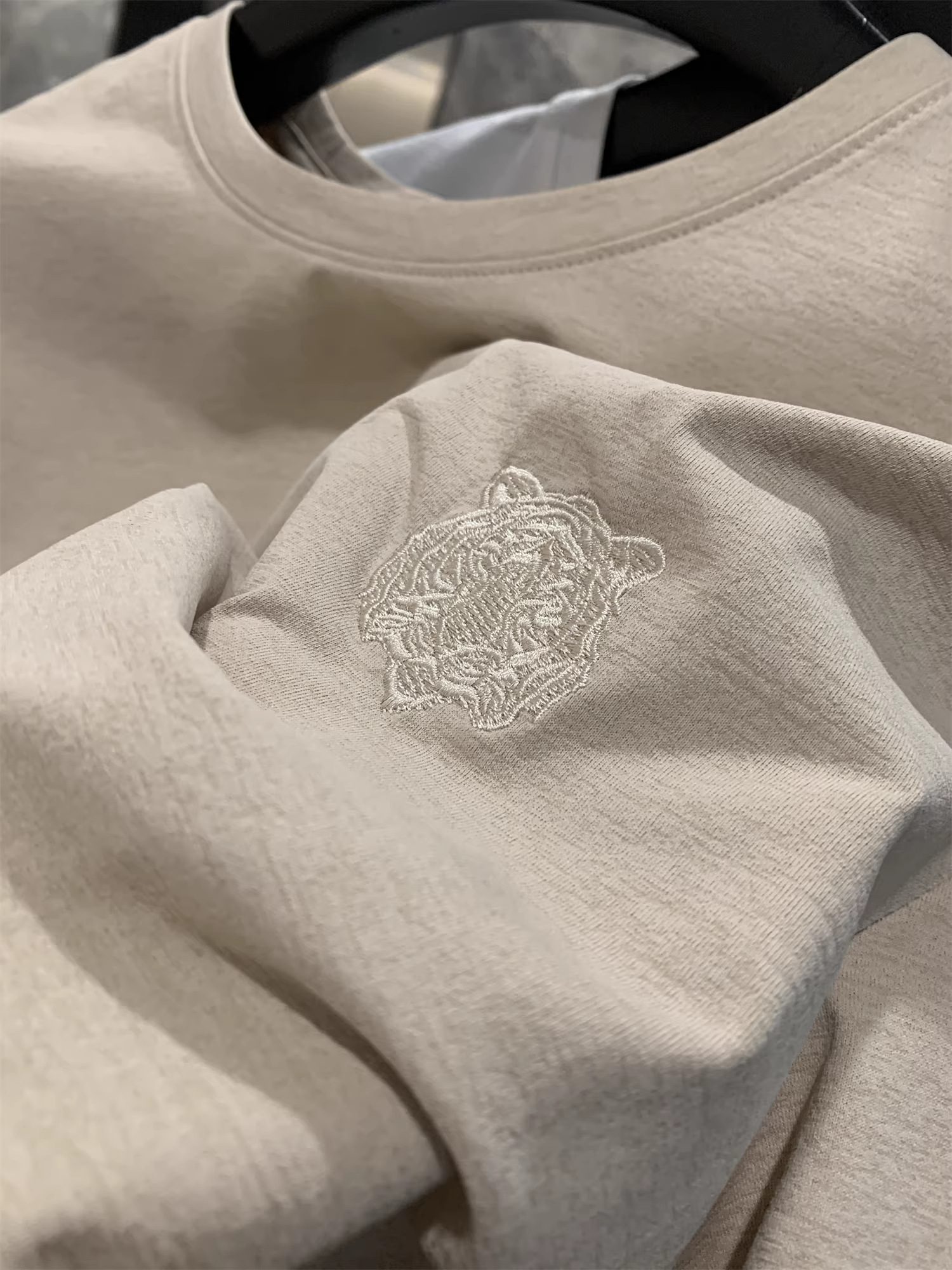 Don Quixote thêu hình đầu hổ tinh tế! Sự thoải mái hoàn hảo! Áo thun nam ngắn tay cổ tròn thông thường mùa hè hợp thời trang