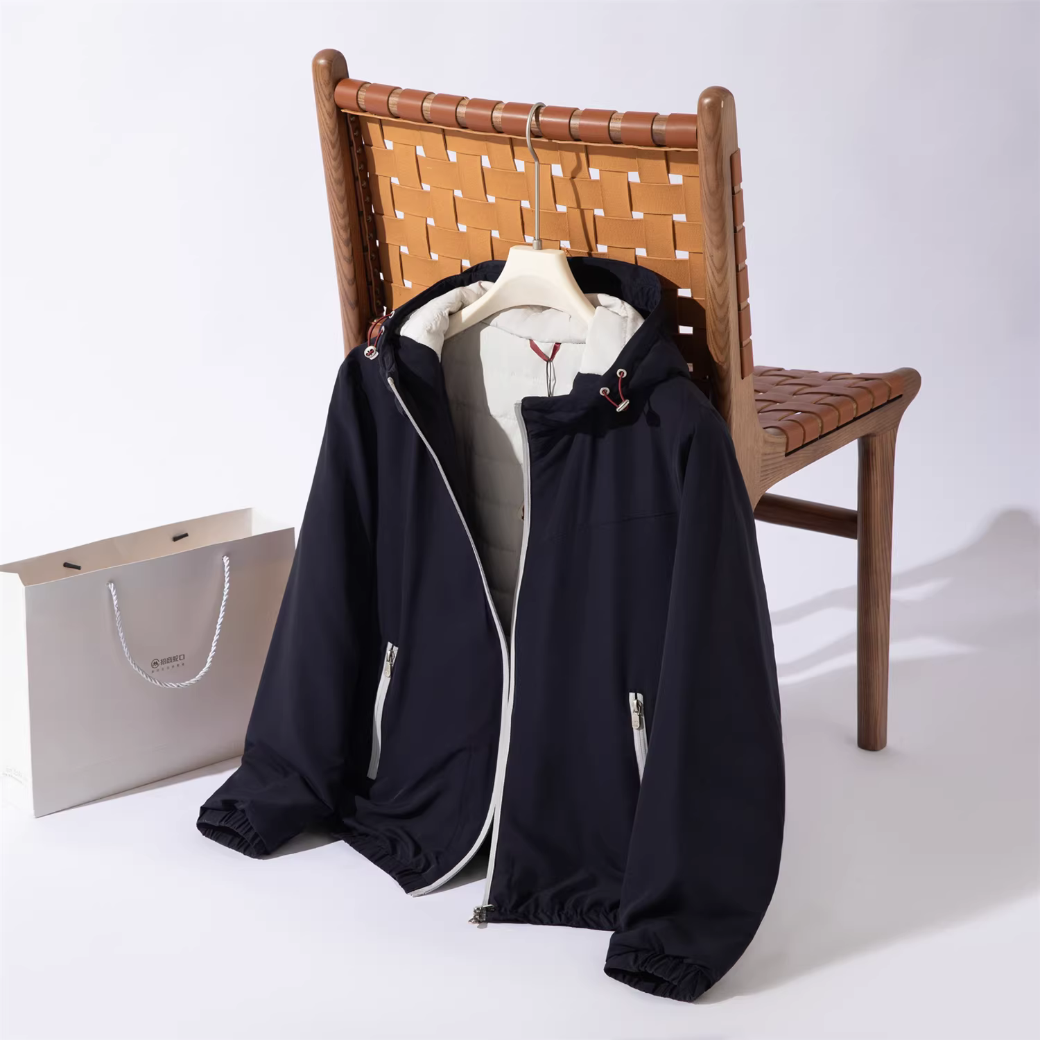 Don Quixote, phong cách sang trọng nhẹ nhàng và cổ điển! Áo khoác cotton có mũ dày dặn và ấm áp, được làm từ chất liệu pha len cừu và tơ tằm.