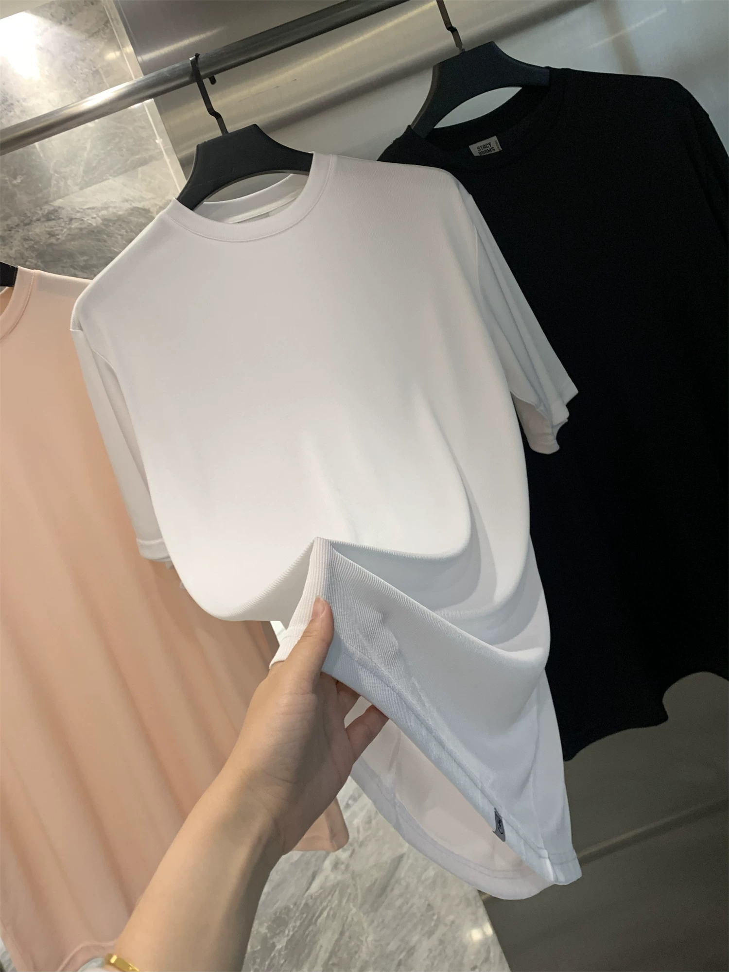 Don Quixote đang dệt tơ! Mềm mại và mát mẻ! Áo thun thể thao ngắn tay, dáng rộng, thoải mái, co giãn cao, nhanh khô, hợp thời trang.