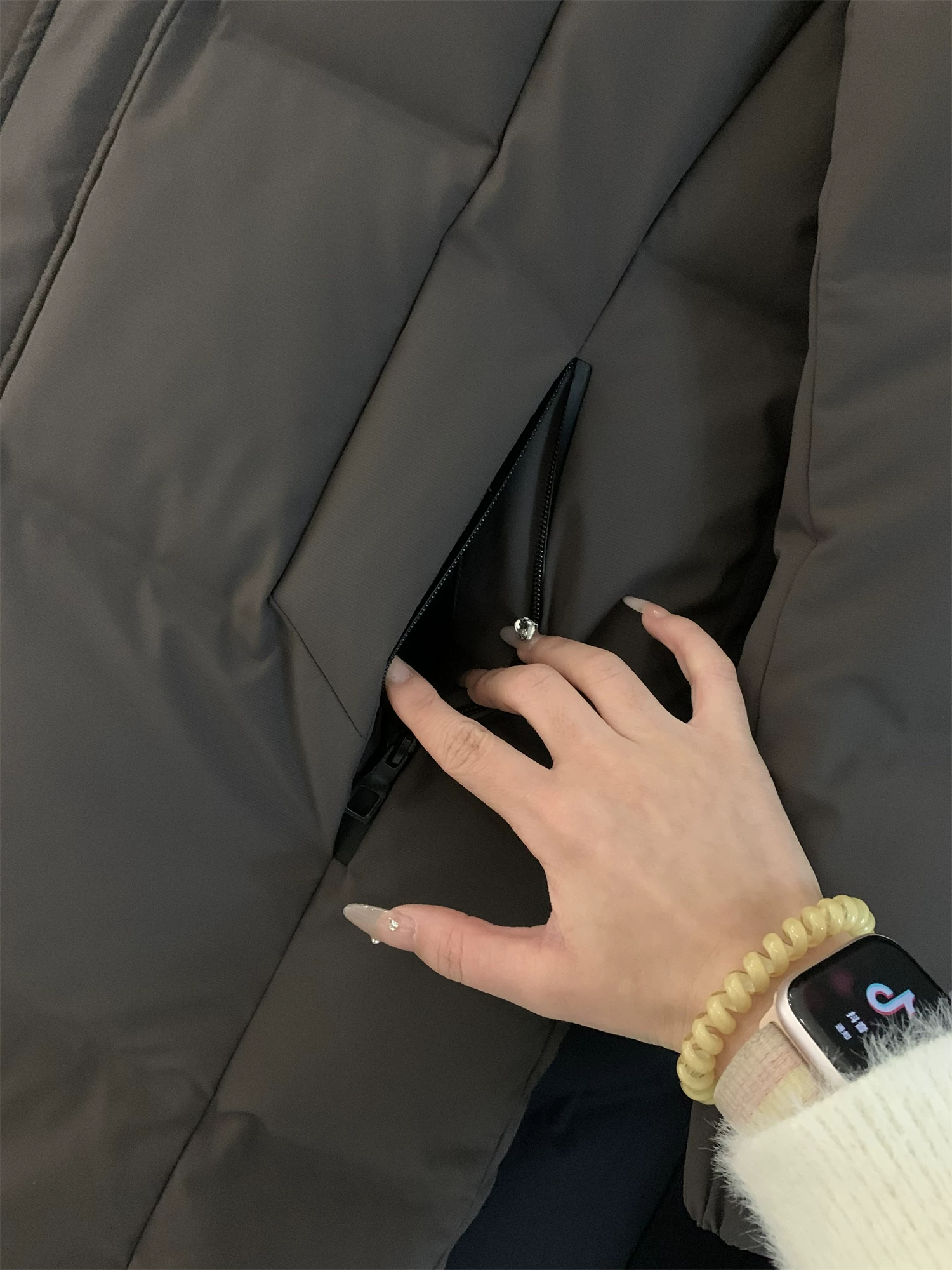 Don Quixote! Cực nặng! 90% lông vũ trắng! Lớp phủ + may chần, ngăn riêng để nhồi, áo khoác lông vũ có mũ trùm đầu dài trung bình, hợp thời trang.