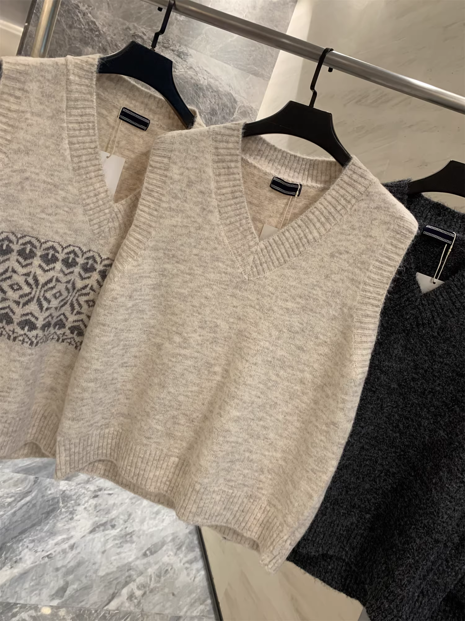 Hỗn hợp sợi cao cấp Don Quixote! Áo vest dệt kim cổ chữ V đa năng dành cho nam mùa thu đông hợp thời trang