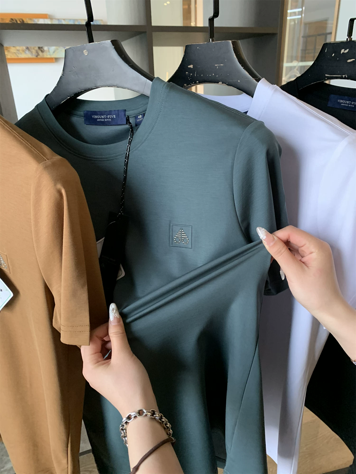 Don Quixote đang đến gần! Tencel + tơ tằm! Áo thun ngắn tay mềm mại, thân thiện với da, kiểu dáng cặp đôi.