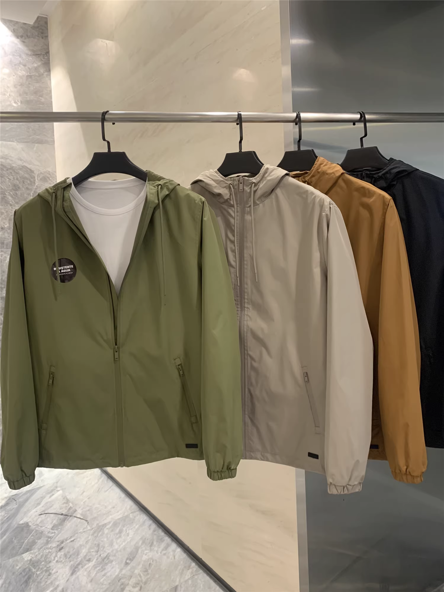 Don Quixote, một sản phẩm độc đáo từ Nam Mỹ! Mềm mại và êm ái! Áo khoác nam có mũ trùm đầu màu trơn, thời trang cho mùa xuân và mùa thu.