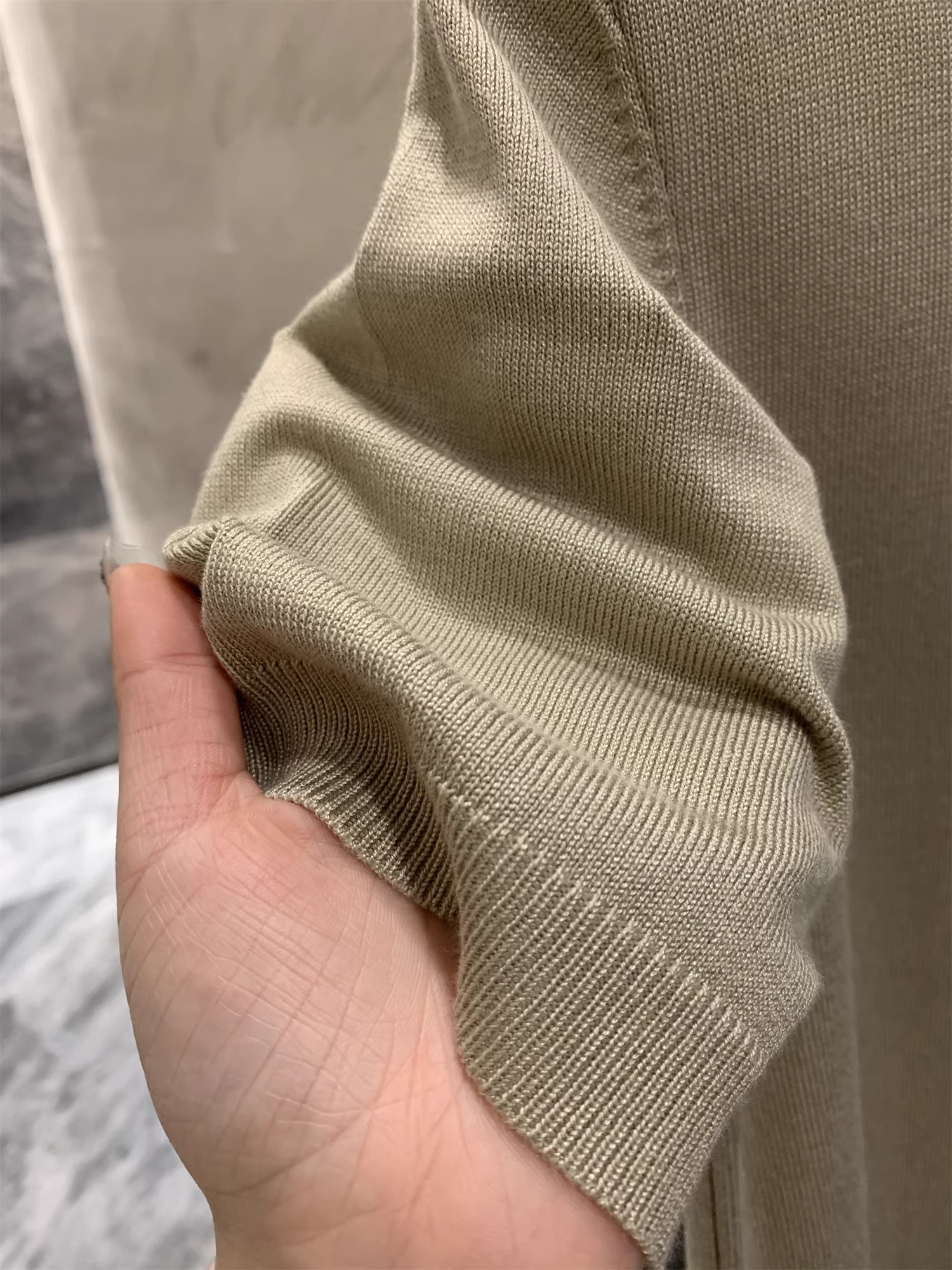 Don Quixote là sự kết hợp giữa phong cách Ý và sự sang trọng nhẹ nhàng! Áo thun nam dệt kim cao cấp, cổ trụ, tay ngắn, kiểu dáng thời trang mùa xuân hè.