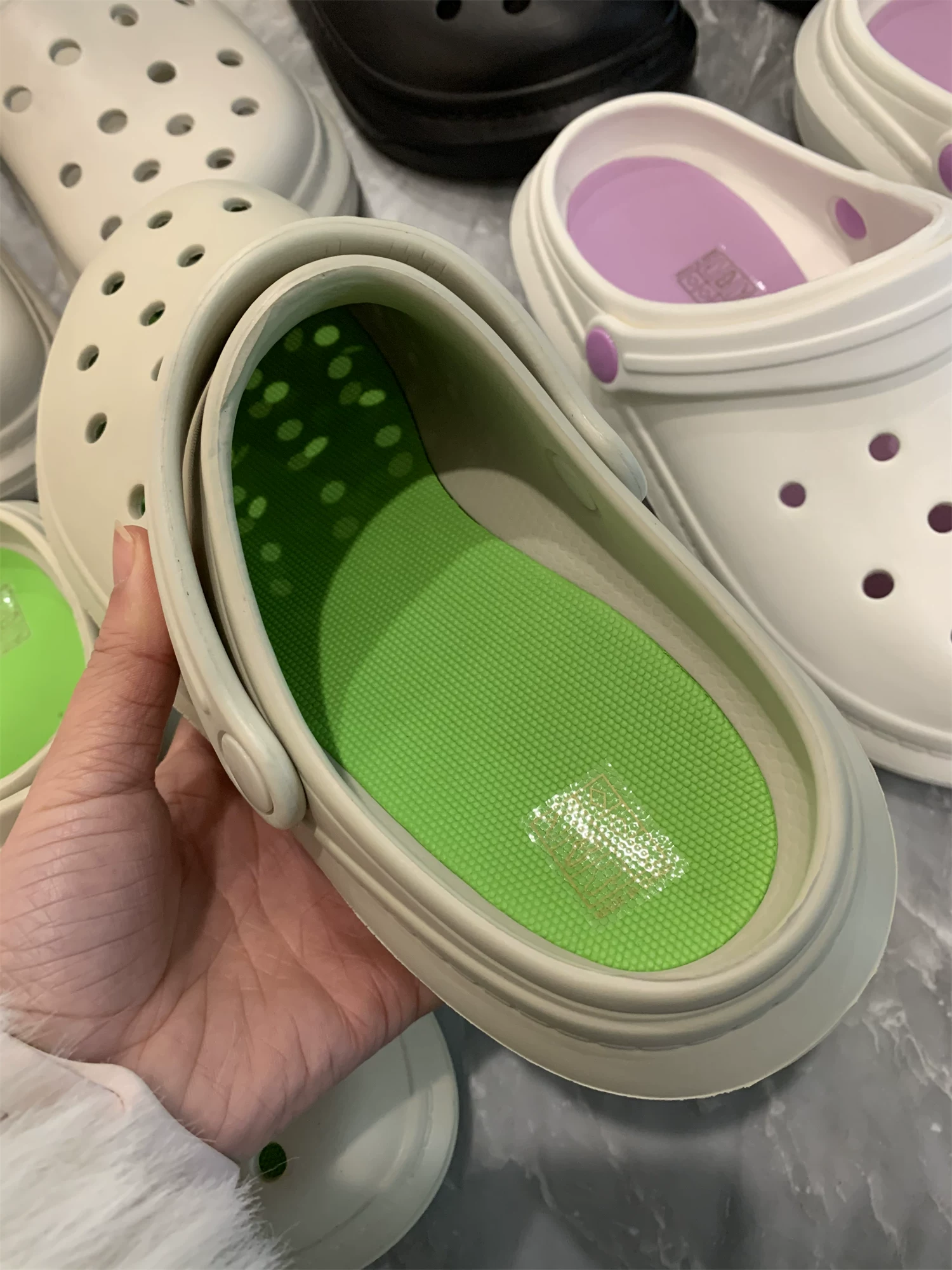 Giảm giá Don Quixote! Món đồ không thể thiếu cho các cặp đôi mùa hè! Giày đi biển đế mềm một mảnh EVA, kiểu guốc.