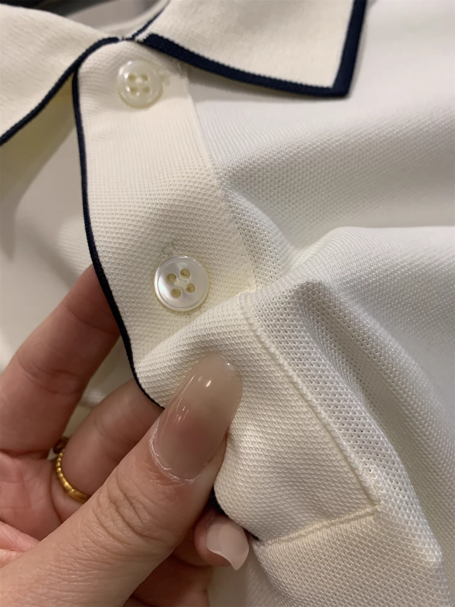 Don Quixote rất giản dị và thanh lịch! Áo polo mùa hè kiểu dáng công sở thanh lịch, phối màu thời trang, cổ sơ mi và tay ngắn dành cho nam.