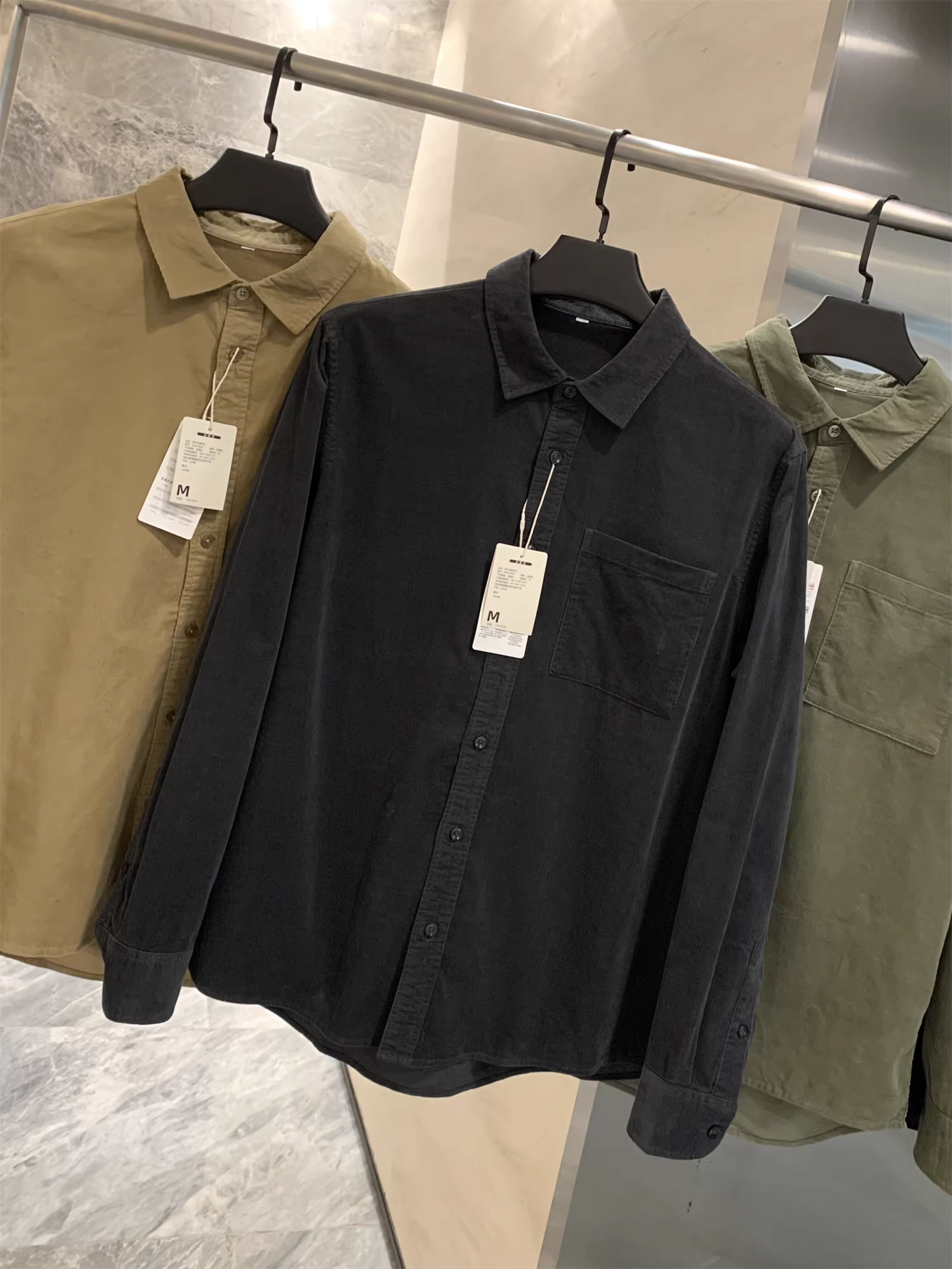 Don Quixote 100% cotton! Chất liệu vải chải mềm mại, thân thiện với da, màu trơn, áo sơ mi dài tay cổ trụ đa năng, phong cách thường ngày.